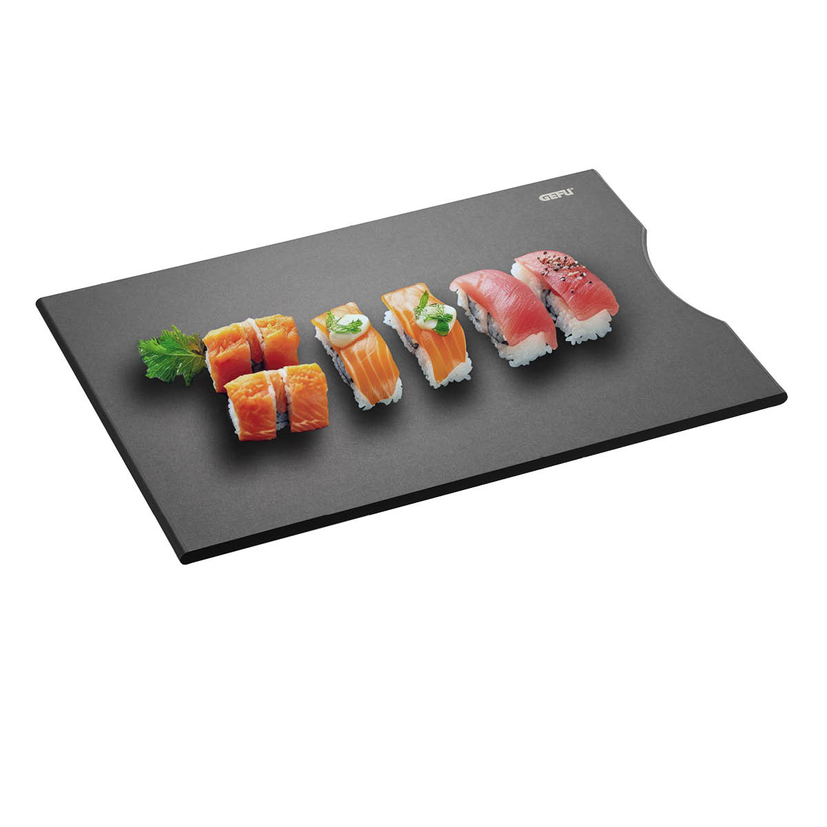 Stilvolles Servierbrett mit Sushi-Arrangement Ein elegantes schwarzes Servierbrett mit mehreren Sushi-Stücken, garniert mit Kräutern, präsentiert in einer Reihe.
