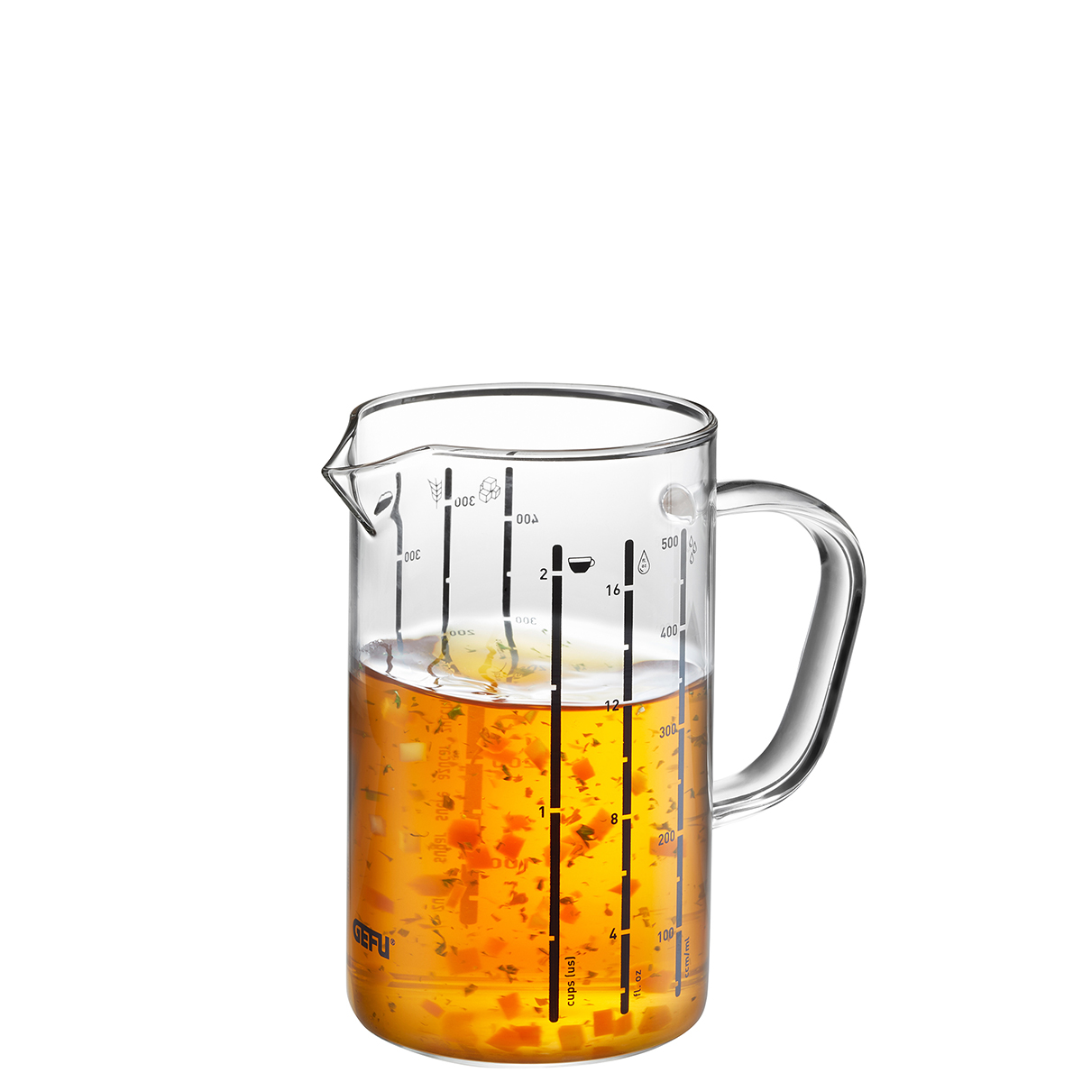 Messbecher aus Glas mit Skala und gelber Flüssigkeit Glasmessbecher mit Skala, gefüllt mit gelber Flüssigkeit und Gemüse