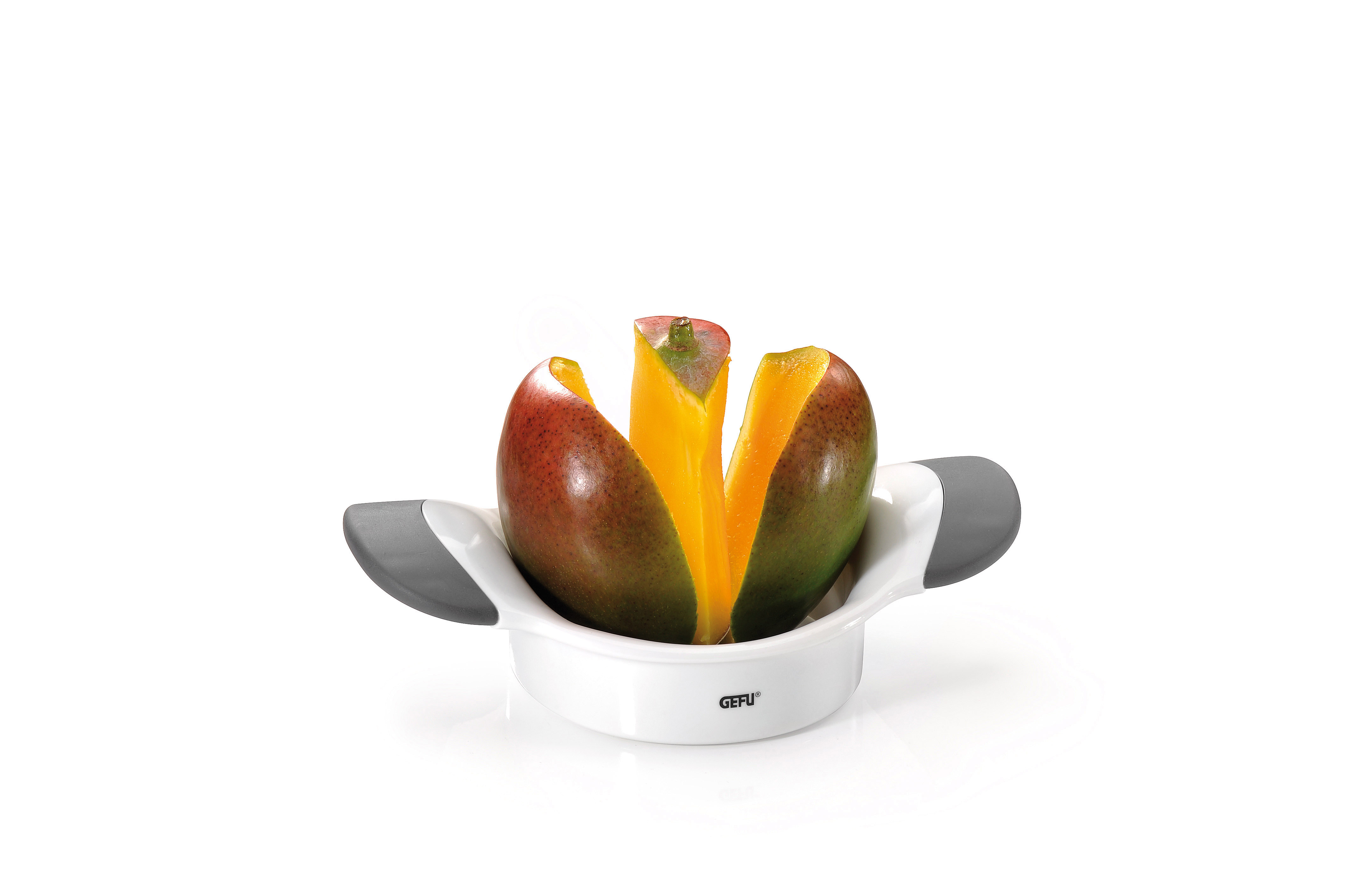 Mangoteiler mit ergonomischen Griffen, der eine Mango in gleichmäßige Stücke schneidet