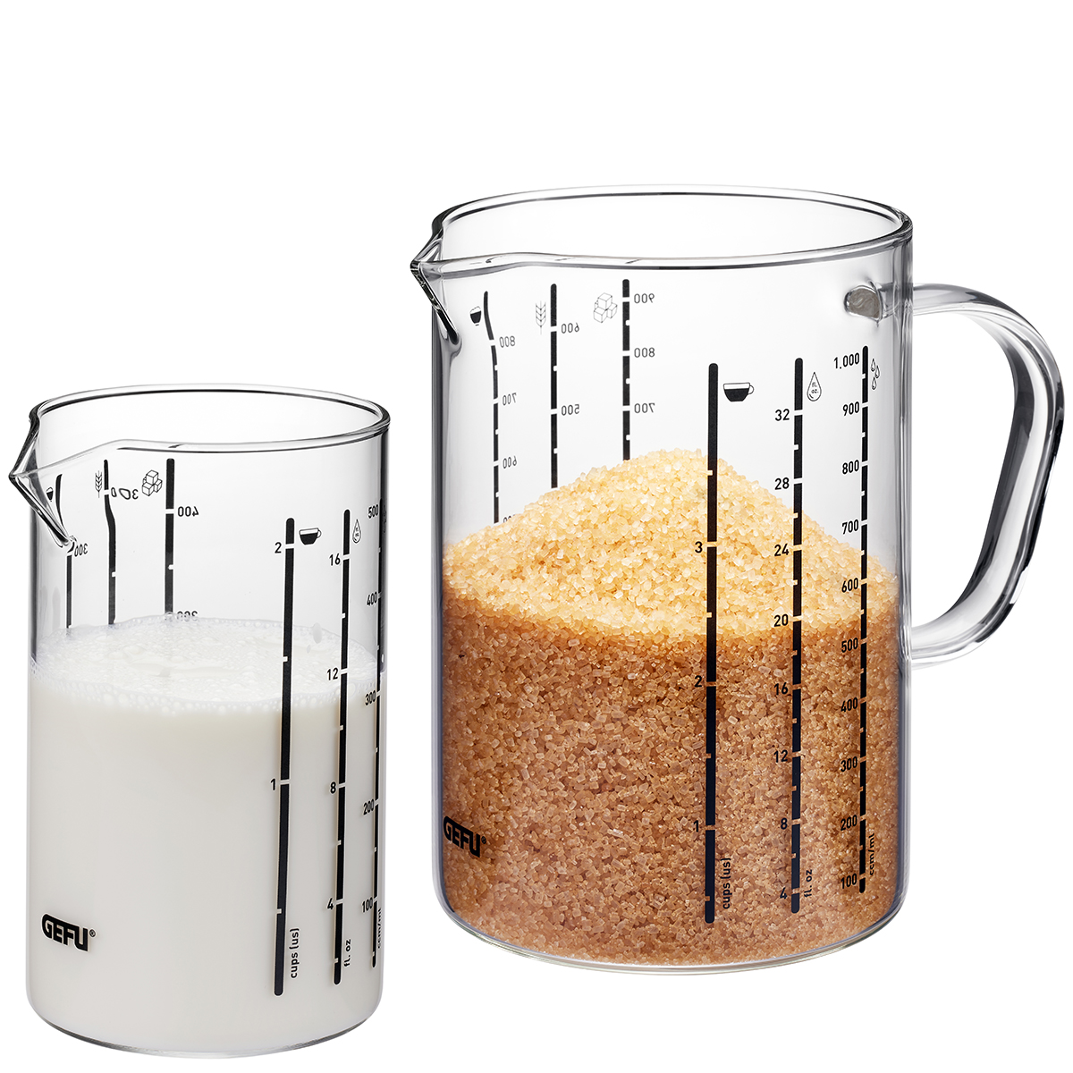 Messbecher-Set mit Skala, ideal für Flüssigkeiten und Zutaten Zwei transparente Messbecher mit Skalen, gefüllt mit Milch und Zucker