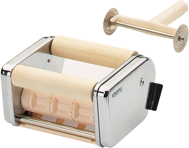 Teigroller und Teigschneider aus Metall und Holz für die Küche Ein Teigroller und ein Teigschneider mit Holzelementen, ideal zum Herstellen von Pasta und Gebäck, auf weißem Hintergrund