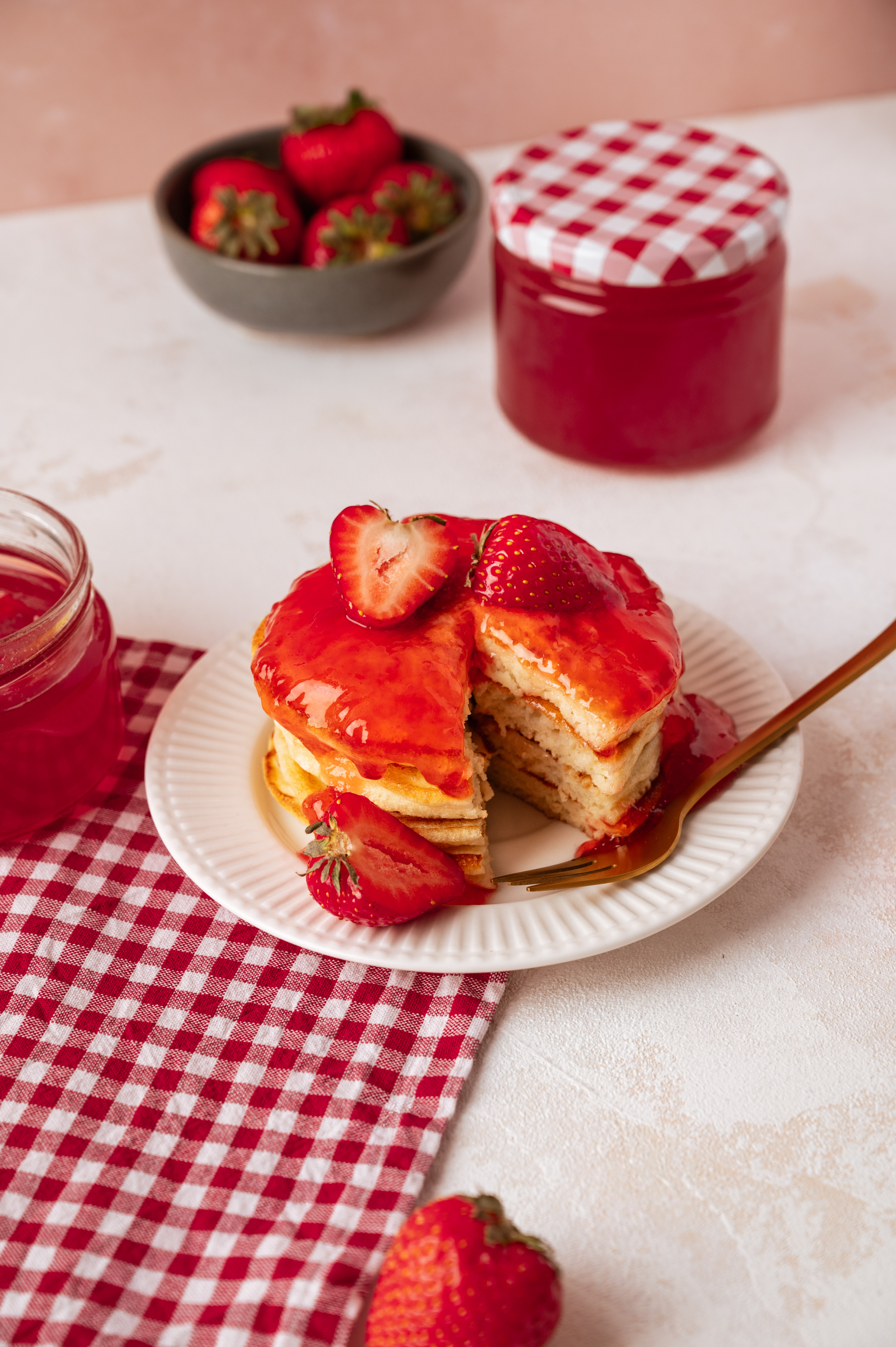 Fluffige Pancakes mit Ergdbeergelee