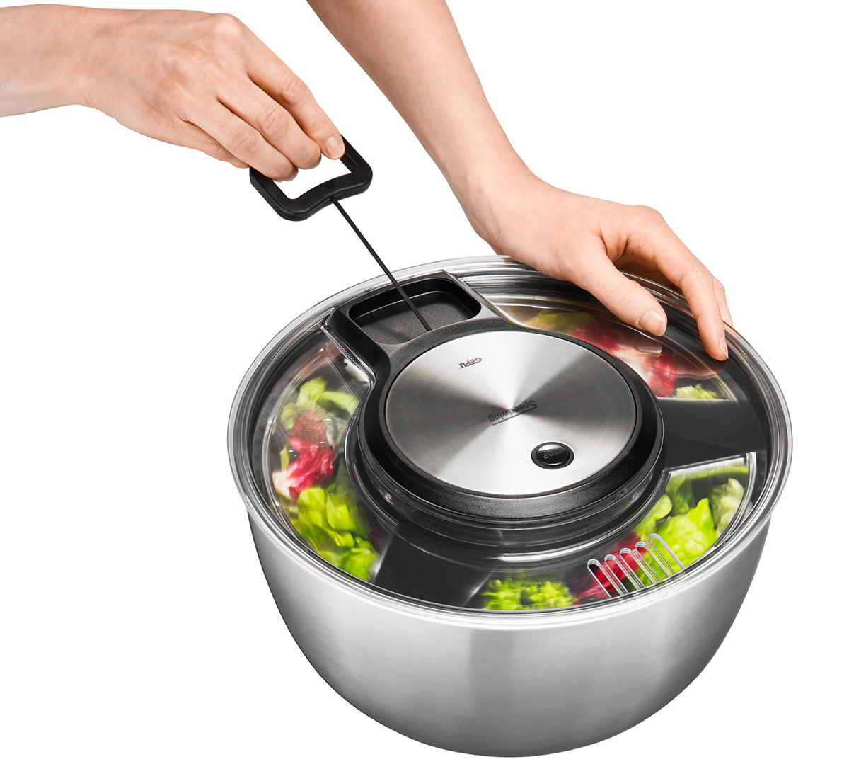 Hochwertige Salatschleuder aus Edelstahl mit komfortablem Ziehgriff Salatschleuder aus Edelstahl mit Ziehgriff, gefüllt mit frischem Salatgemüse