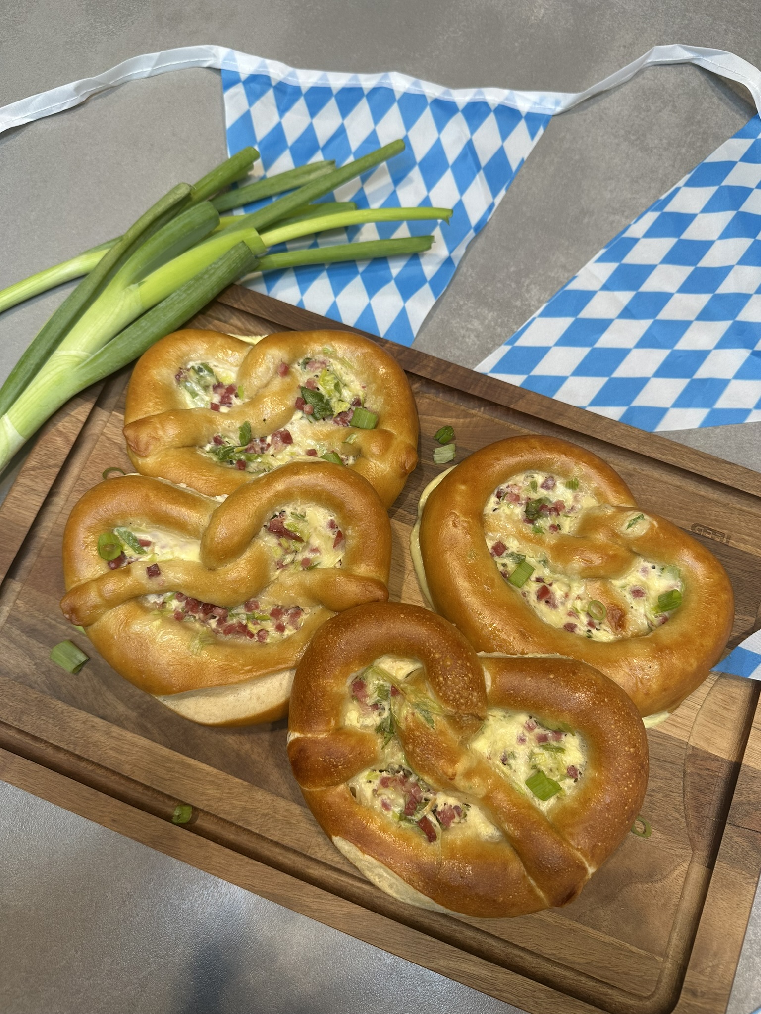 Flammkuchen-Laugenbrezeln