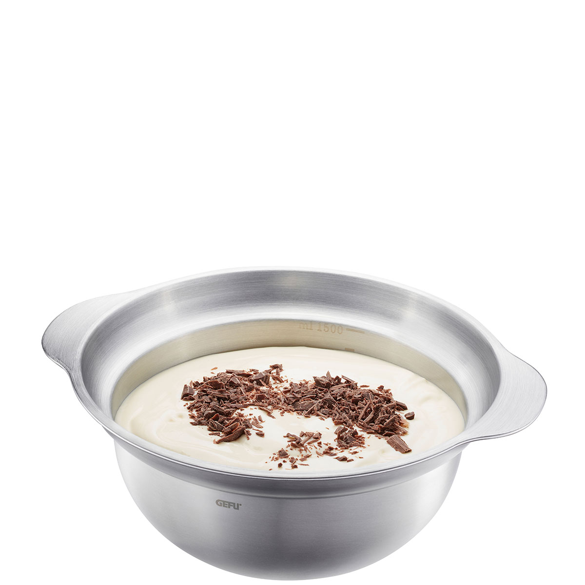 Edelstahl Rührschüssel mit Sahne und Schokoraspeln Rührschüssel aus Edelstahl, gefüllt mit Sahne und dekoriert mit dunklen Schokoraspeln