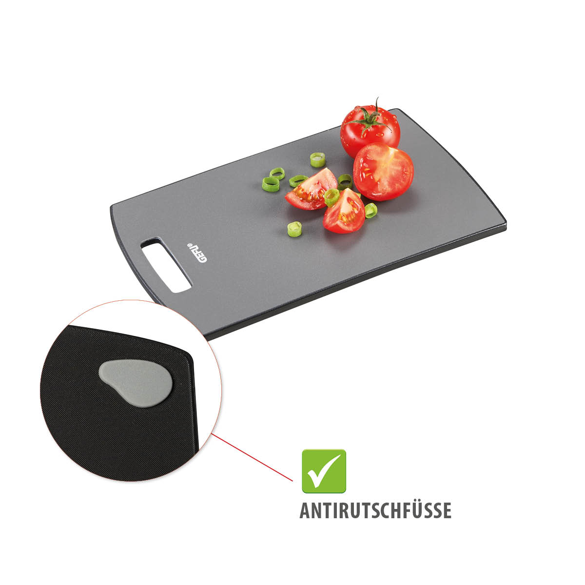 Schneidebrett mit Antirutschfüßen und geschnittenen Tomaten Graues Schneidebrett mit Tomaten und Frühlingszwiebeln, Detailansicht der Antirutschfüße