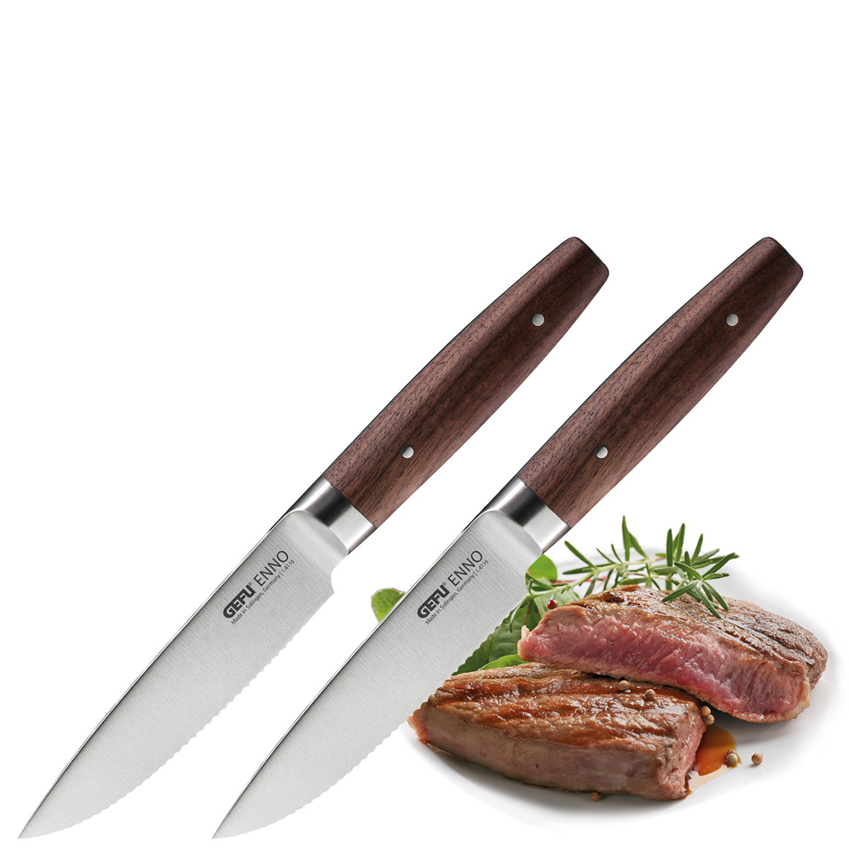 Zwei Steakmesser mit Holzgriff über einem aufgeschnittenen Steak