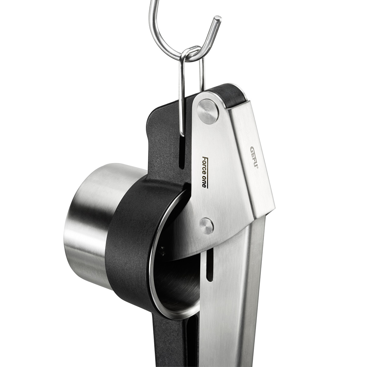 GEFU Kartoffelpresse aus Edelstahl mit ergonomischem Design Nahaufnahme einer GEFU Kartoffelpresse aus Edelstahl, die an einem Haken hängt, mit schwarzem Griff und robustem Mechanismus