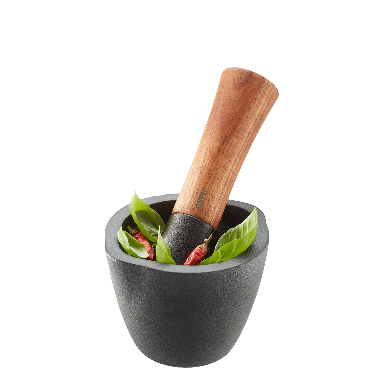 Eleganter Mörser mit Stößel aus Holz und frischen Kräutern Hochwertiger Mörser mit hölzernem Stößel, gefüllt mit Basilikumblättern und roten Chilis