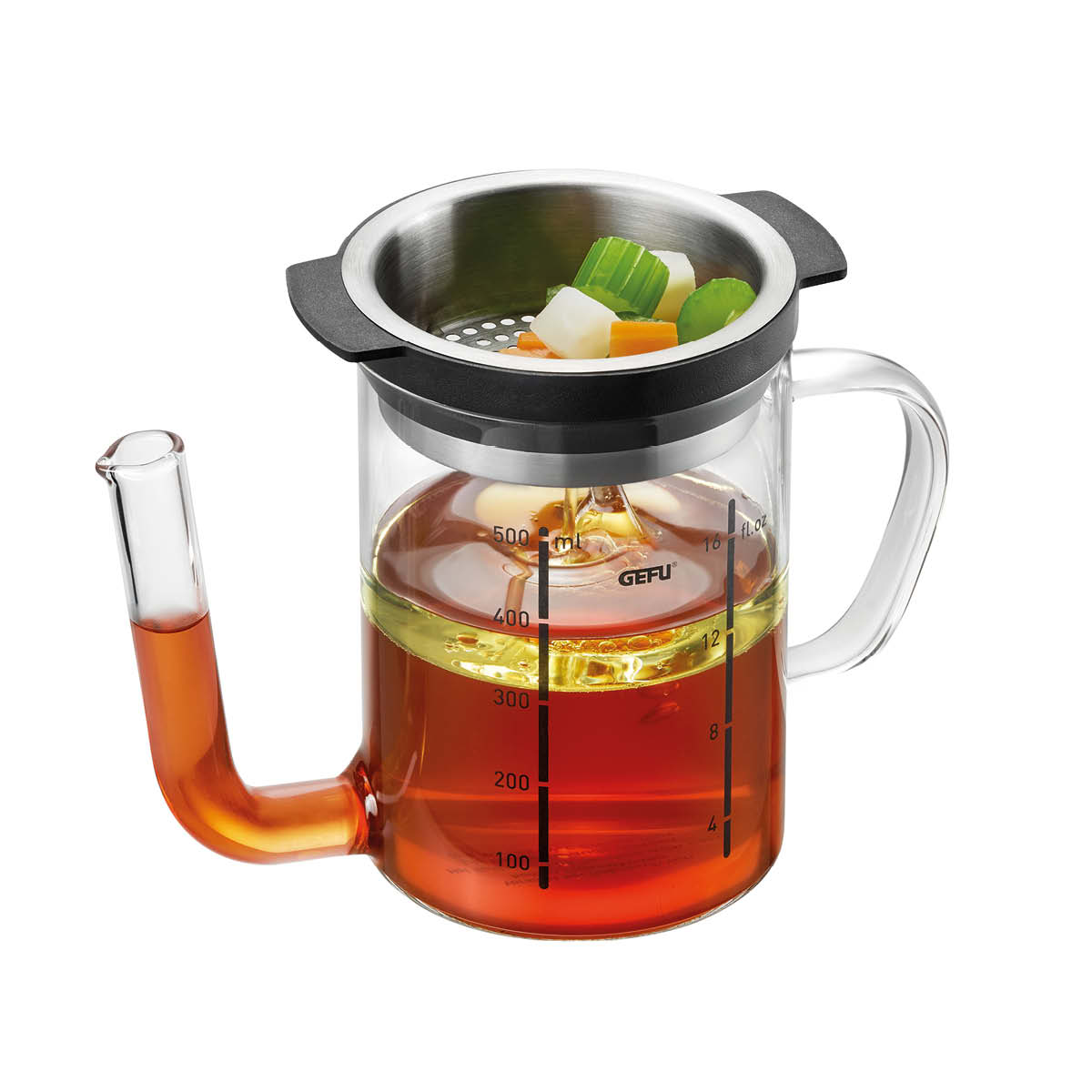 Teekanne aus Glas mit integriertem Sieb, gefüllt mit Tee und Gemüse im Sieb-Einsatz