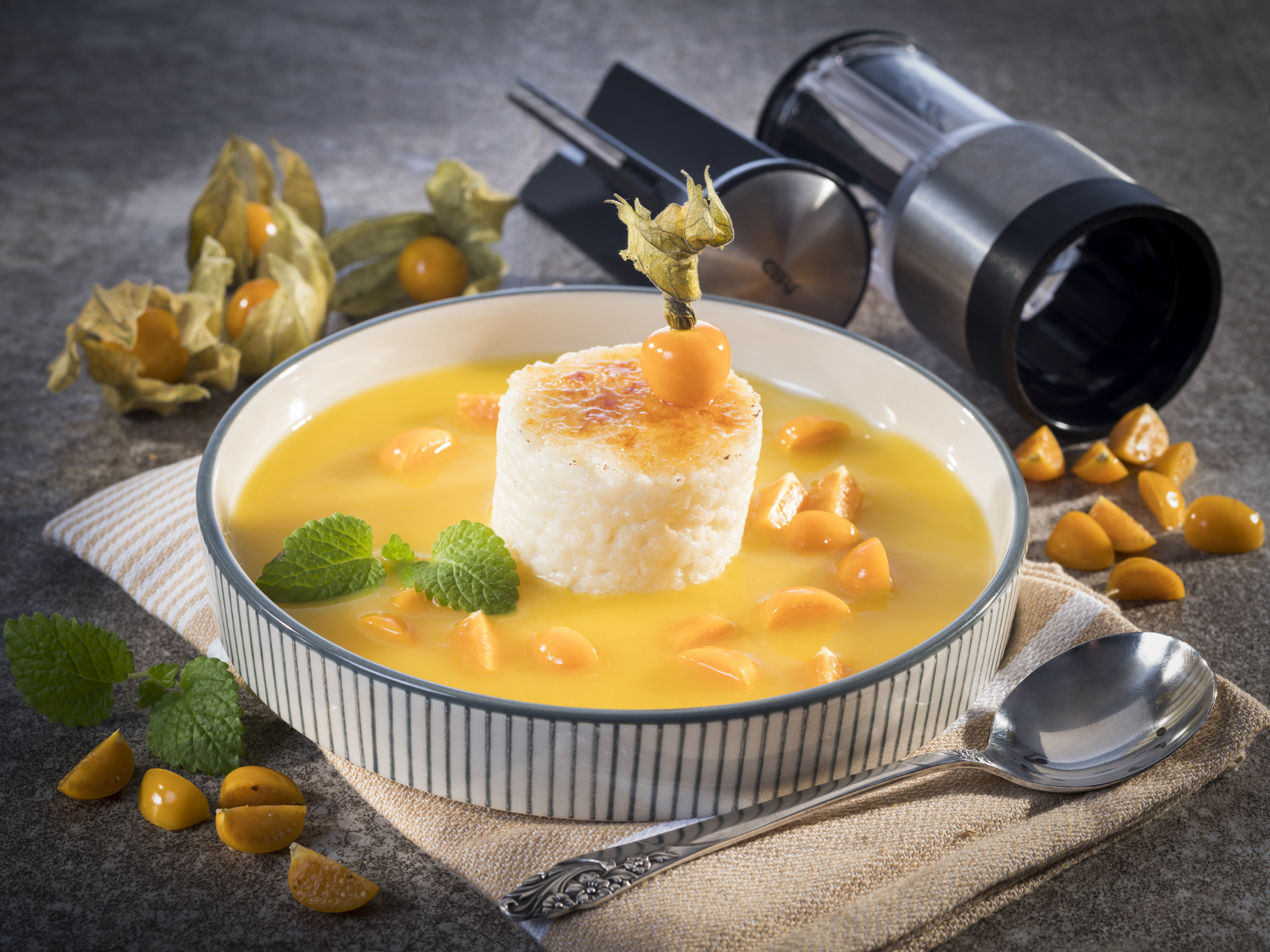 Karamellisierte Milchreisnocken in lauwarmer Orangensuppe mit Physalis Karamellisierte Milchreisnocken in lauwarmer Orangensuppe mit Physalis