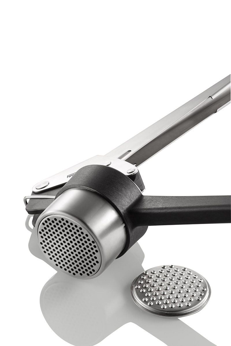 Robuste Kartoffelpresse aus Edelstahl mit austauschbarem Einsatz Nahaufnahme einer robusten Kartoffelpresse aus Edelstahl mit einem austauschbaren Einsatz, ideal für die Zubereitung von Kartoffelpüree.