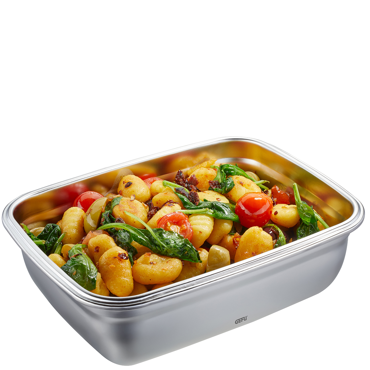 Eine Edelstahlform gefüllt mit einer Gnocchi-Pfanne, die Kirschtomaten und Spinat enthält, auf weißem Hintergrund