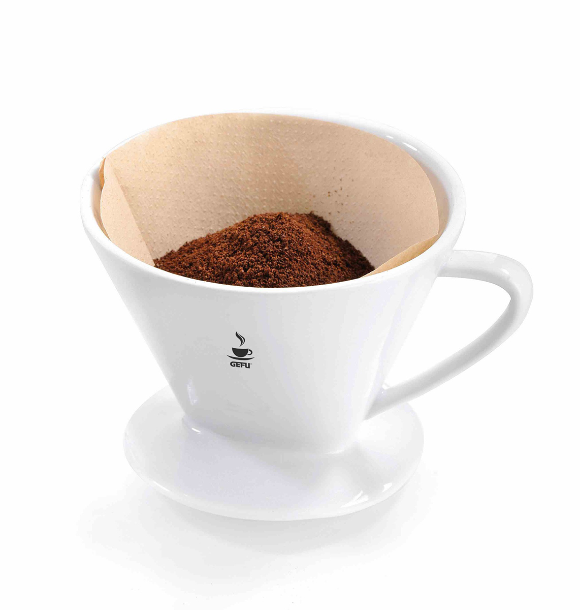 Kaffee-Handfilter aus Porzellan mit Kaffeepulver Weißer Kaffee-Handfilter aus Porzellan gefüllt mit gemahlenem Kaffee und Filterpapier