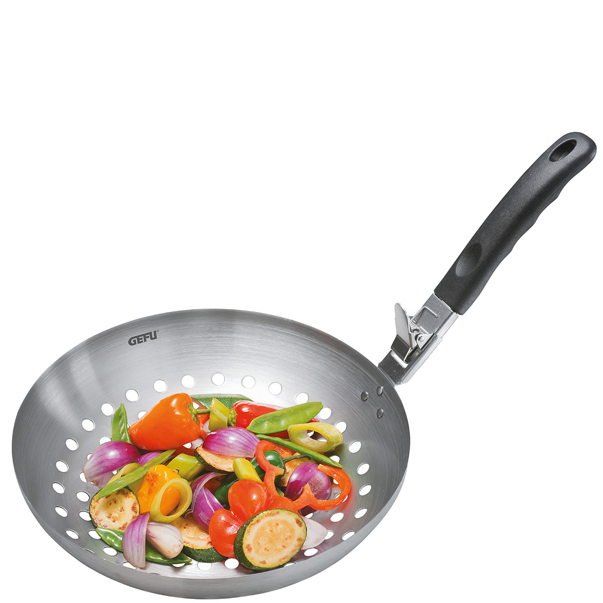 Edelstahl-Grillpfanne mit perforiertem Boden, gefüllt mit Paprika, Zucchini und Zwiebeln, und ergonomischem Griff