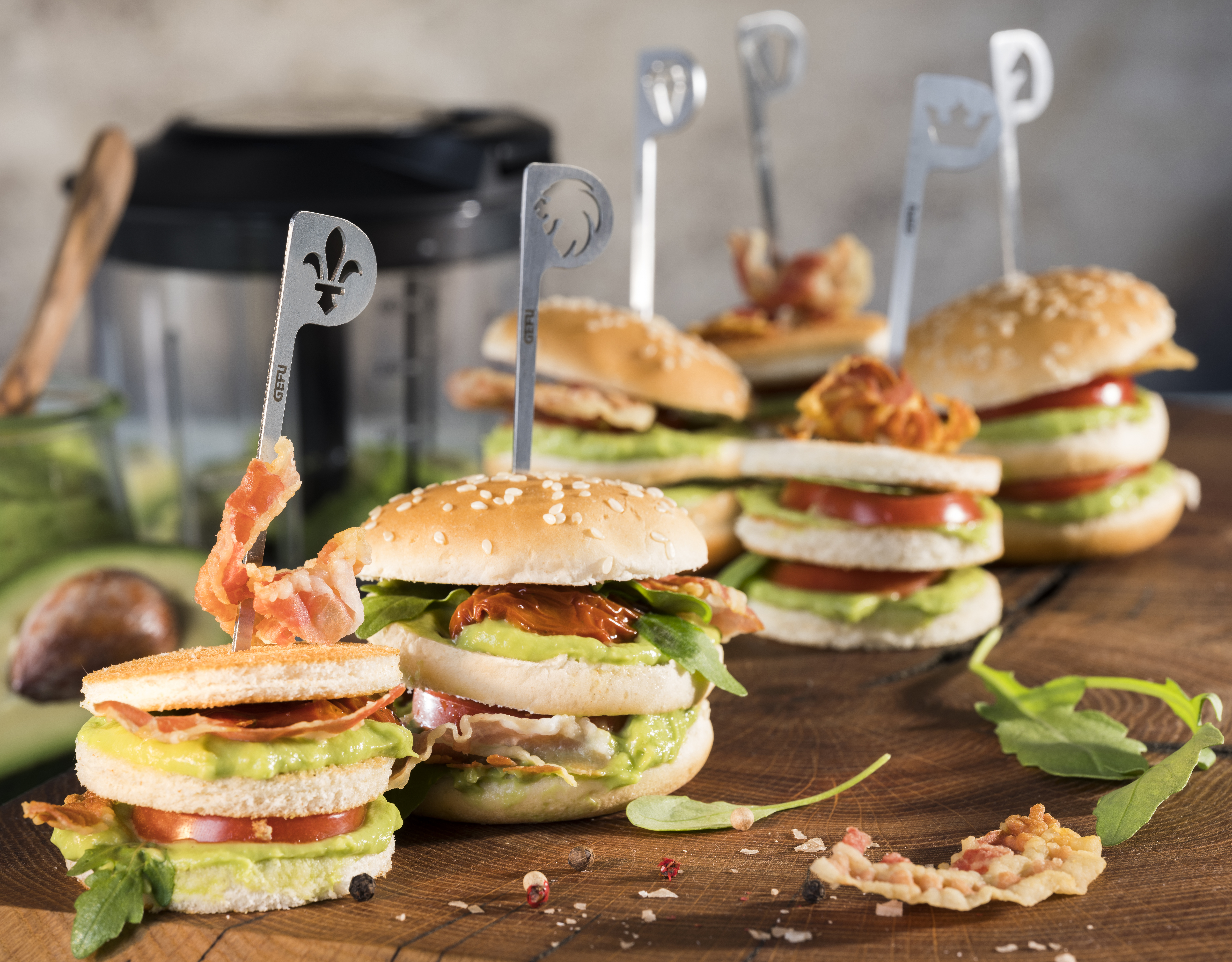 Mini Burger und Mini Tramezzini mit Avocado und Pancetta Mini Burger und Mini Tramezzini mit Avocado und Pancetta