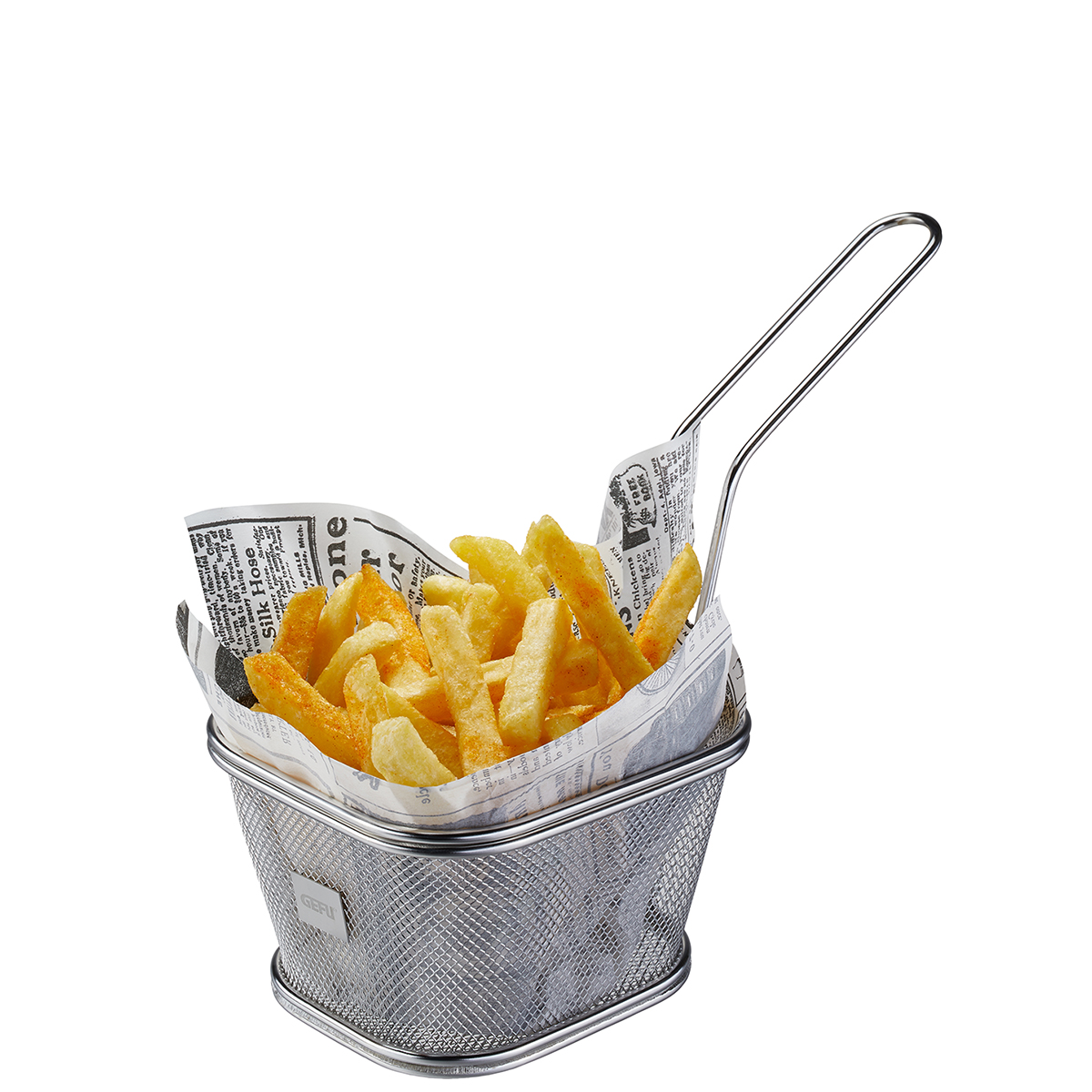 Metallkorb mit Pommes frites in Zeitungspapier Ein Metallkorb, gefüllt mit knusprigen Pommes frites, serviert in Zeitungspapier zur Dekoration.