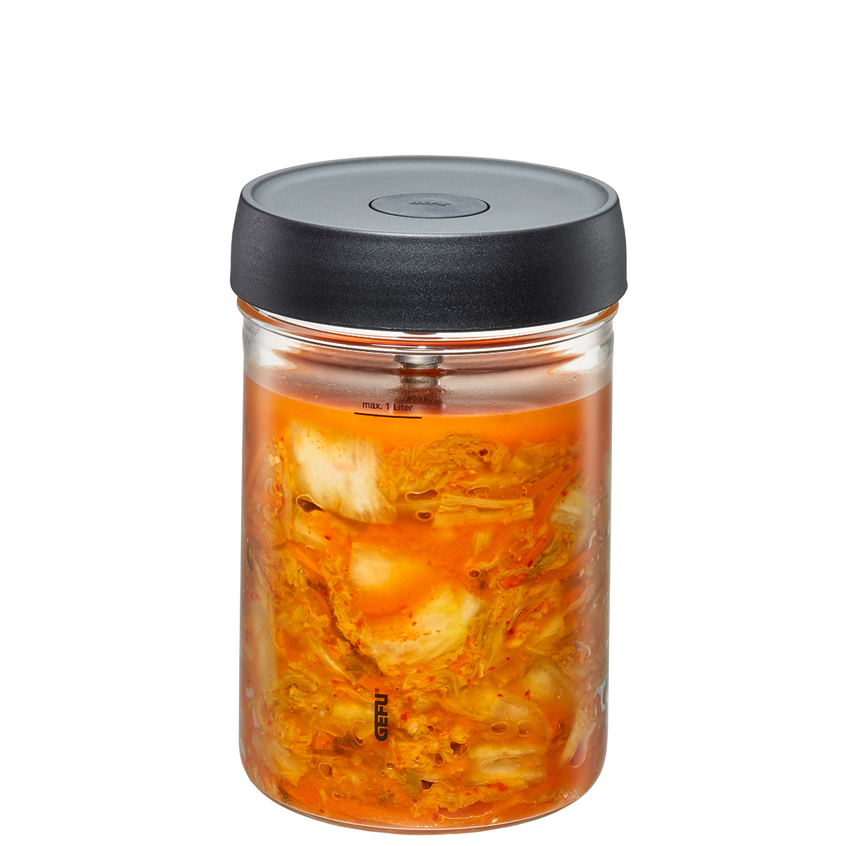 Kimchi im Einmachglas mit schwarzem Deckel – Fermentiertes Gemüse Ein Glas mit Kimchi, einem traditionellen fermentierten koreanischen Gericht, mit einem schwarzen Deckel.