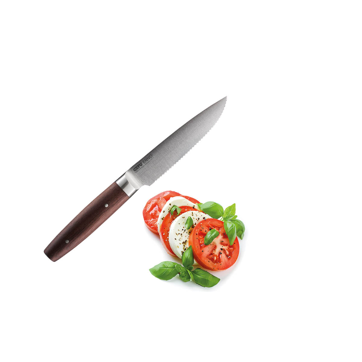 Hochwertiges Küchenmesser mit Scheiben von Tomate, Mozzarella und Basilikum Küchenmesser mit Holzgriff, dazu geschnittene Tomaten, Mozzarella und Basilikumblätter auf weißem Hintergrund