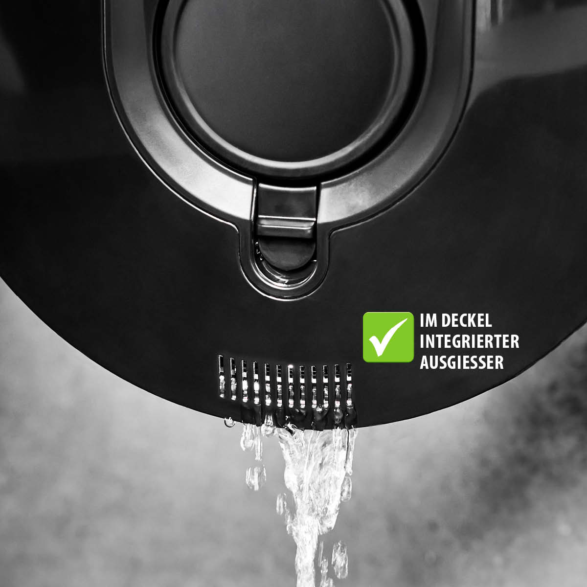Küchenutensil mit integriertem Ausgießer im Deckel Detail eines schwarzen Deckels mit integriertem Ausgießer, durch den Flüssigkeit gegossen wird.