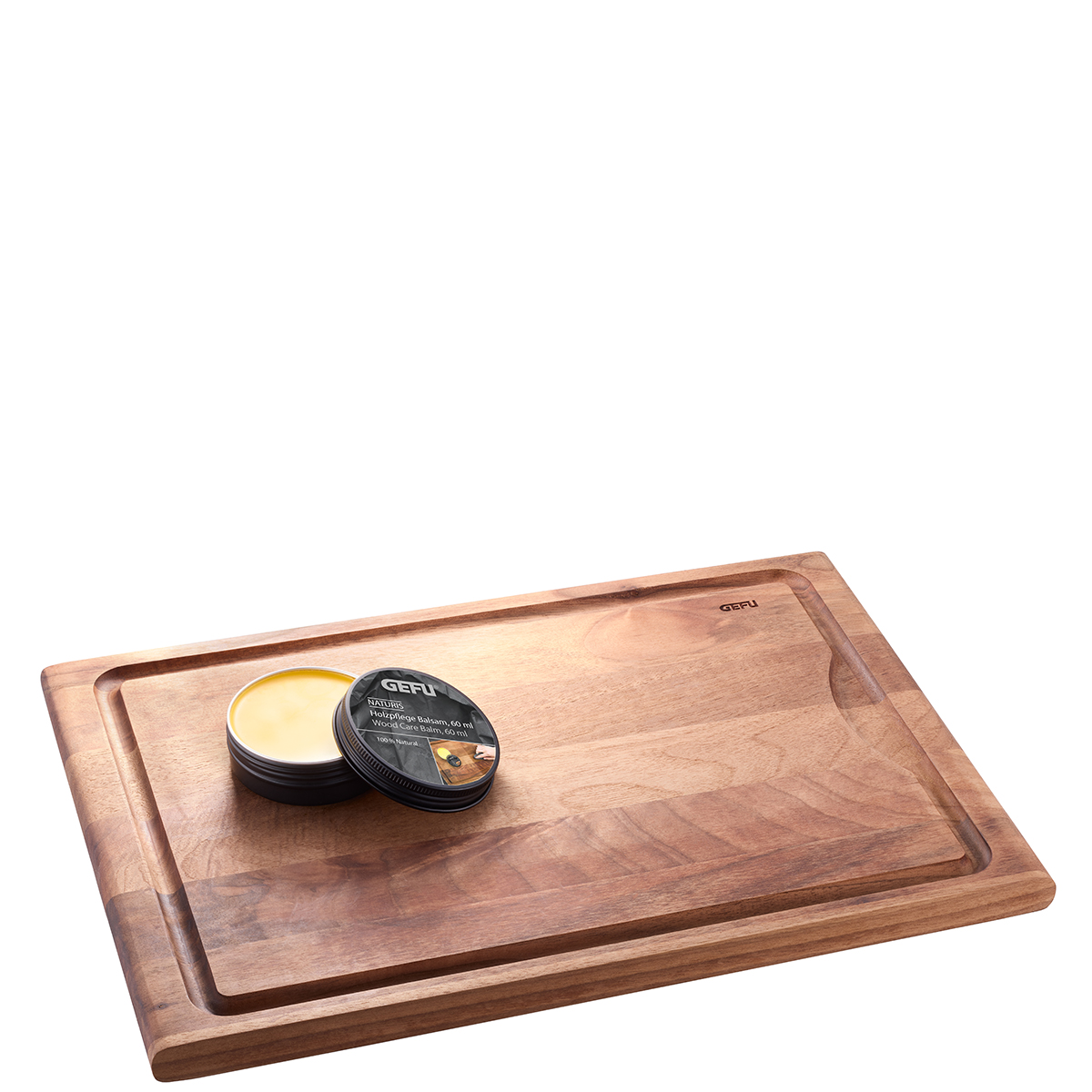 Holzschneidebrett mit Pflegebalsam auf weißem Hintergrund