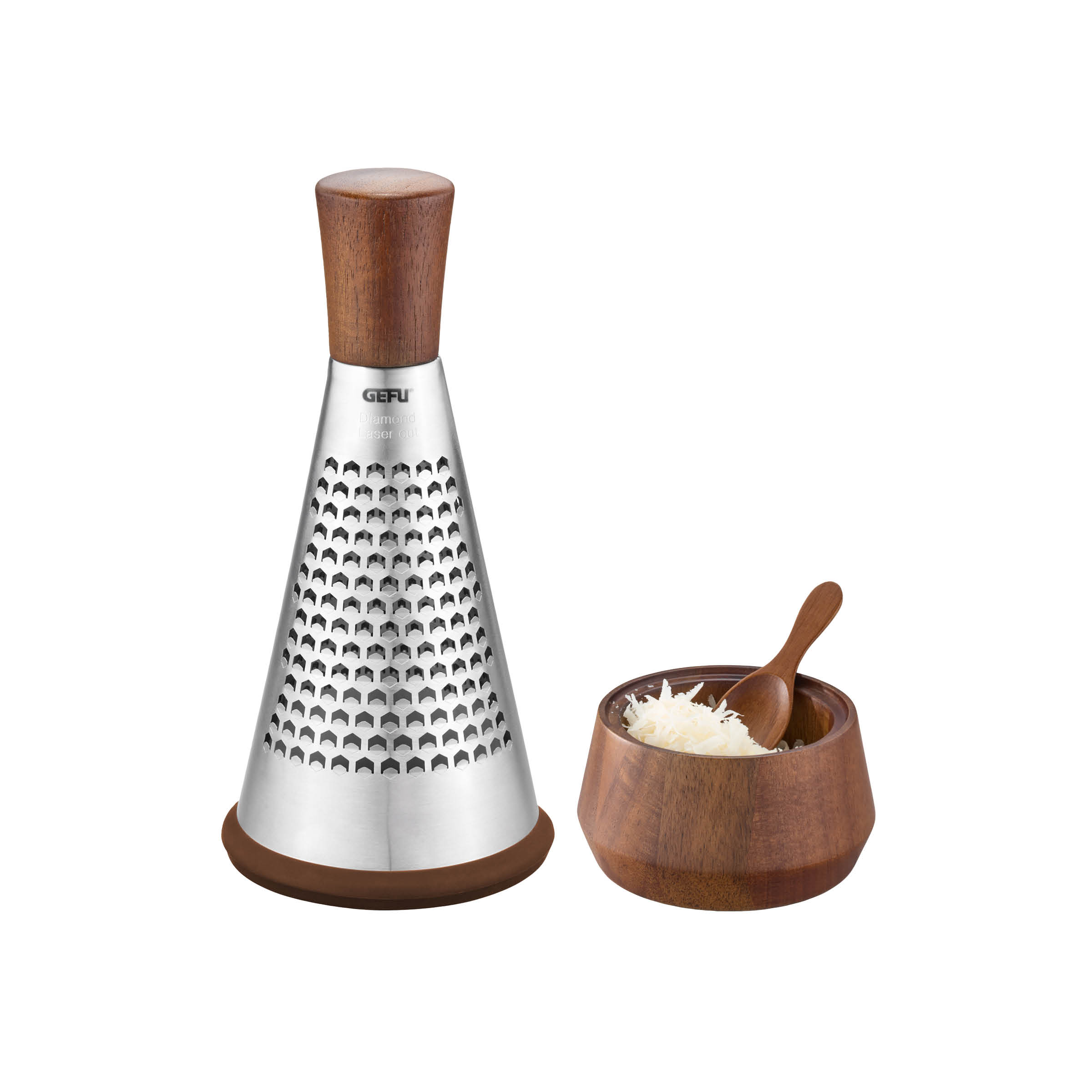 Kegelreibe CASEO von GEFU aus Edelstahl mit Holzgriff, rutschfestem Silikonring, zwei Reibeflächen sowie passender Schale und Löffel in Walnussholzoptik mit frisch geriebenem Käse