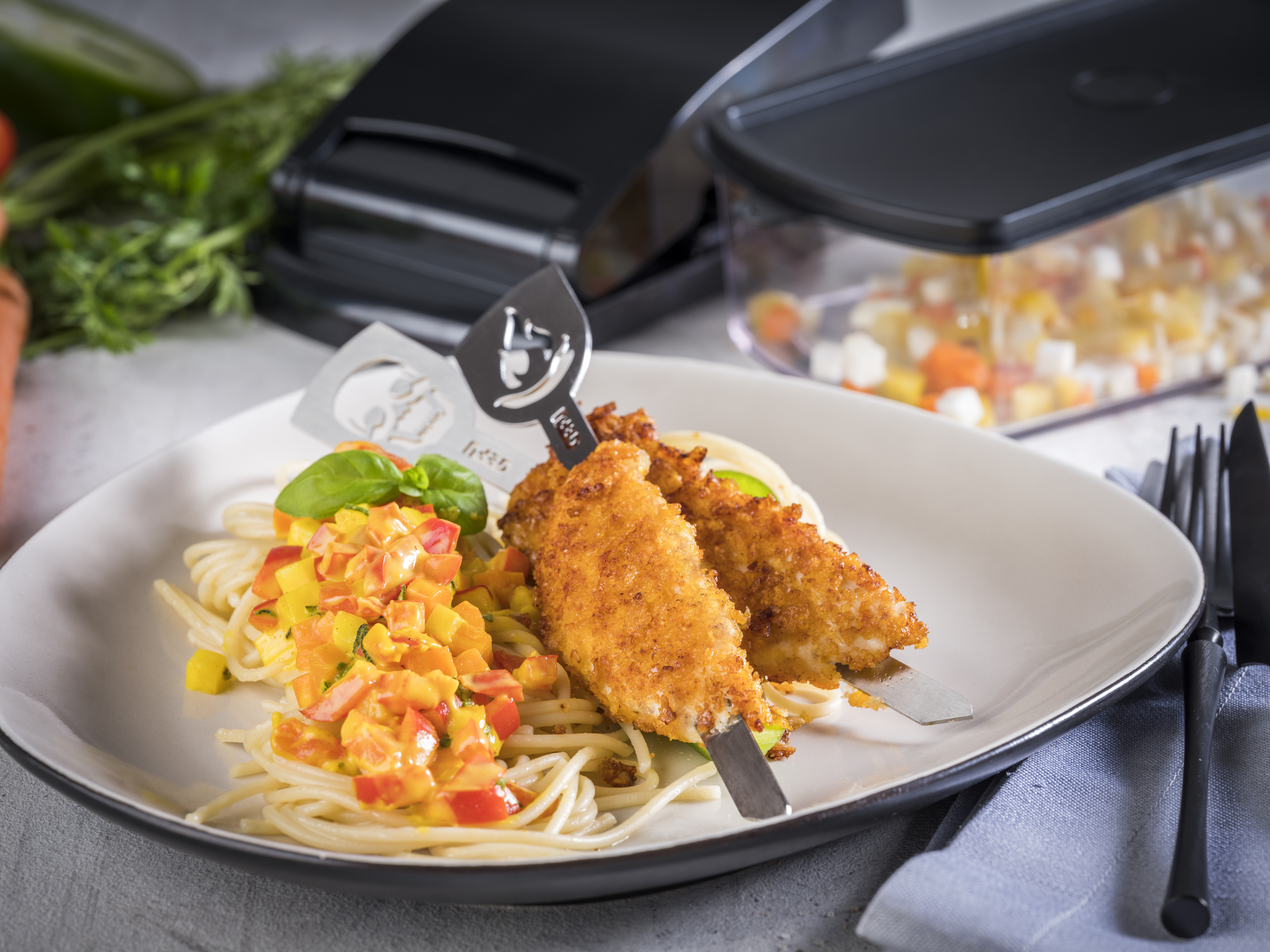 Knusper-Hähnchen-Spieße mit Safran-Gemüse-Spaghetti  Knusper-Hähnchen-Spieße mit Safran-Gemüse-Spaghetti