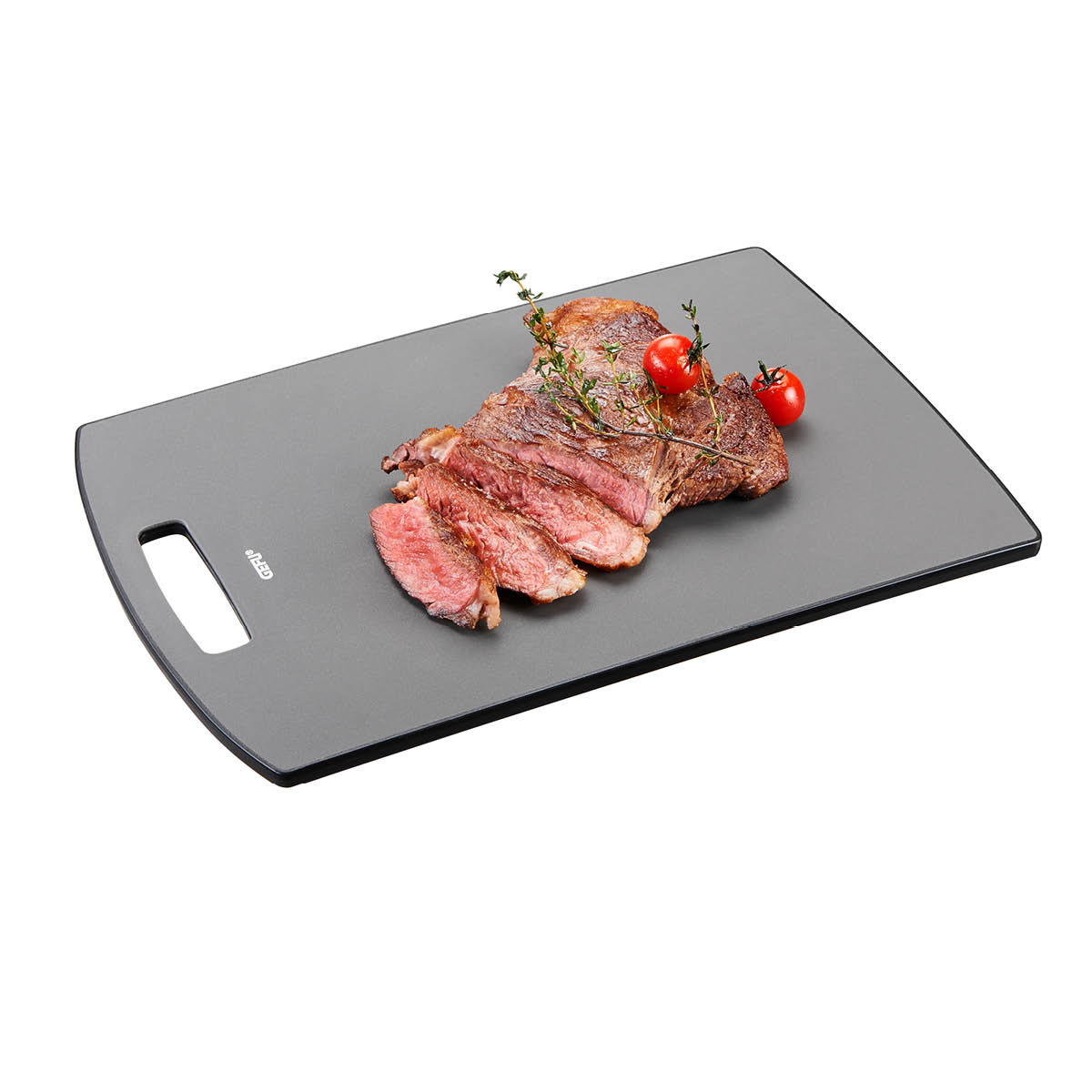 Ein schwarzes Schneidebrett mit geschnittenem Roastbeef, garniert mit frischen Kräutern und Cherry-Tomaten