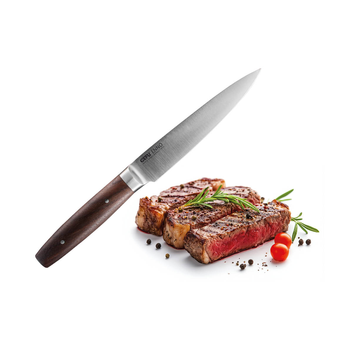 Hochwertiges Küchenmesser mit geschnittenem Steak Ein scharfes Küchenmesser neben saftigem, geschnittenem Steak mit Rosmarin und Kirschtomaten