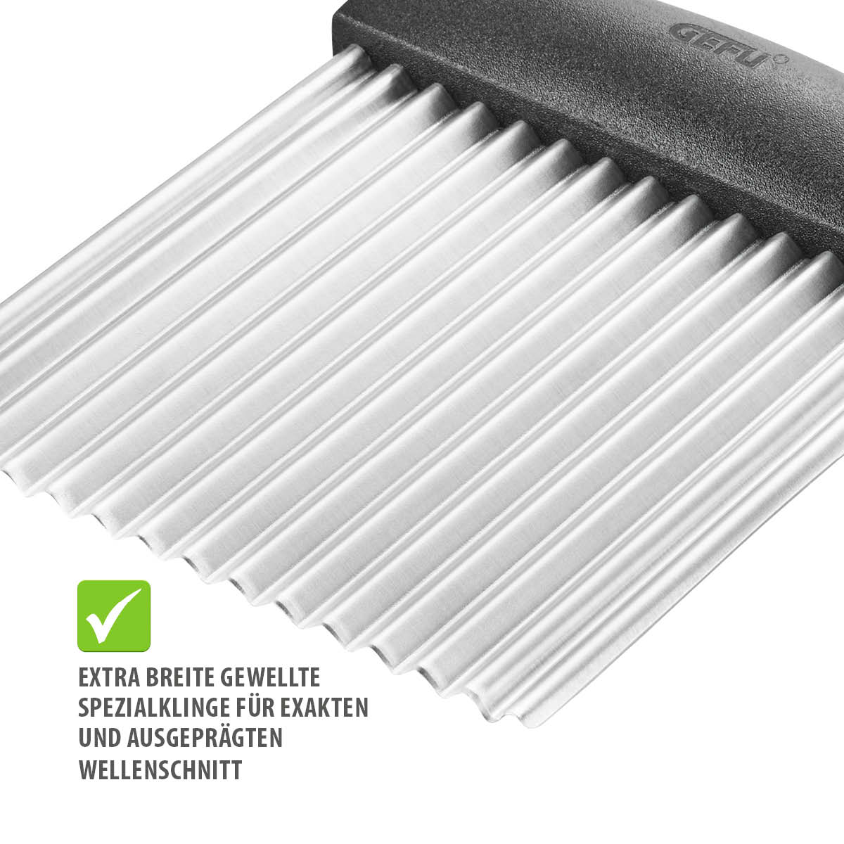 Wellenschneider von Gefu mit extra breiter gewellter Klinge für exakte Wellenschnitte in Lebensmitteln