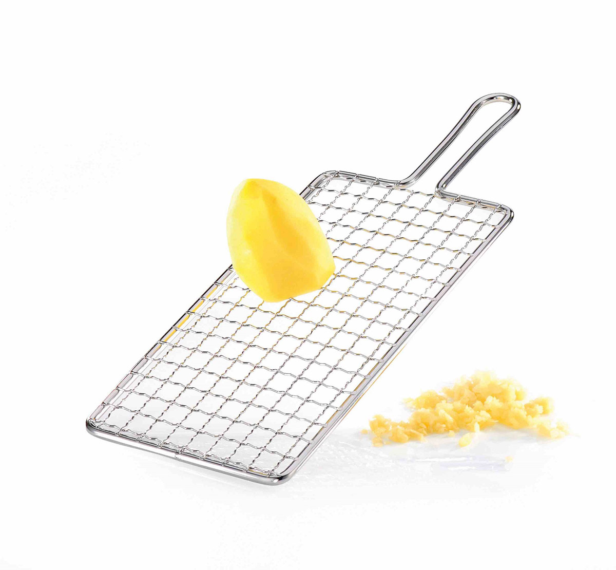 Handliche Küchenreibe aus Edelstahl zum Zerkleinern von Lebensmitteln Edelstahlreibe mit geriebener Kartoffel und Kartoffelresten auf weißem Hintergrund