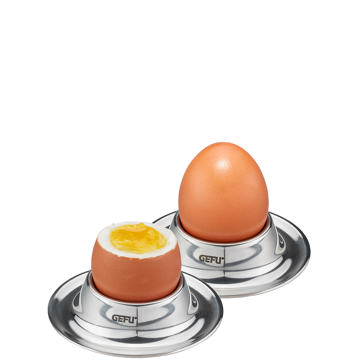 Eierbecher-Set aus Edelstahl für perfekt gekochte Eier Zwei Eier, eines gekocht und geöffnet, präsentiert in stilvollen Edelstahl-Eierbechern