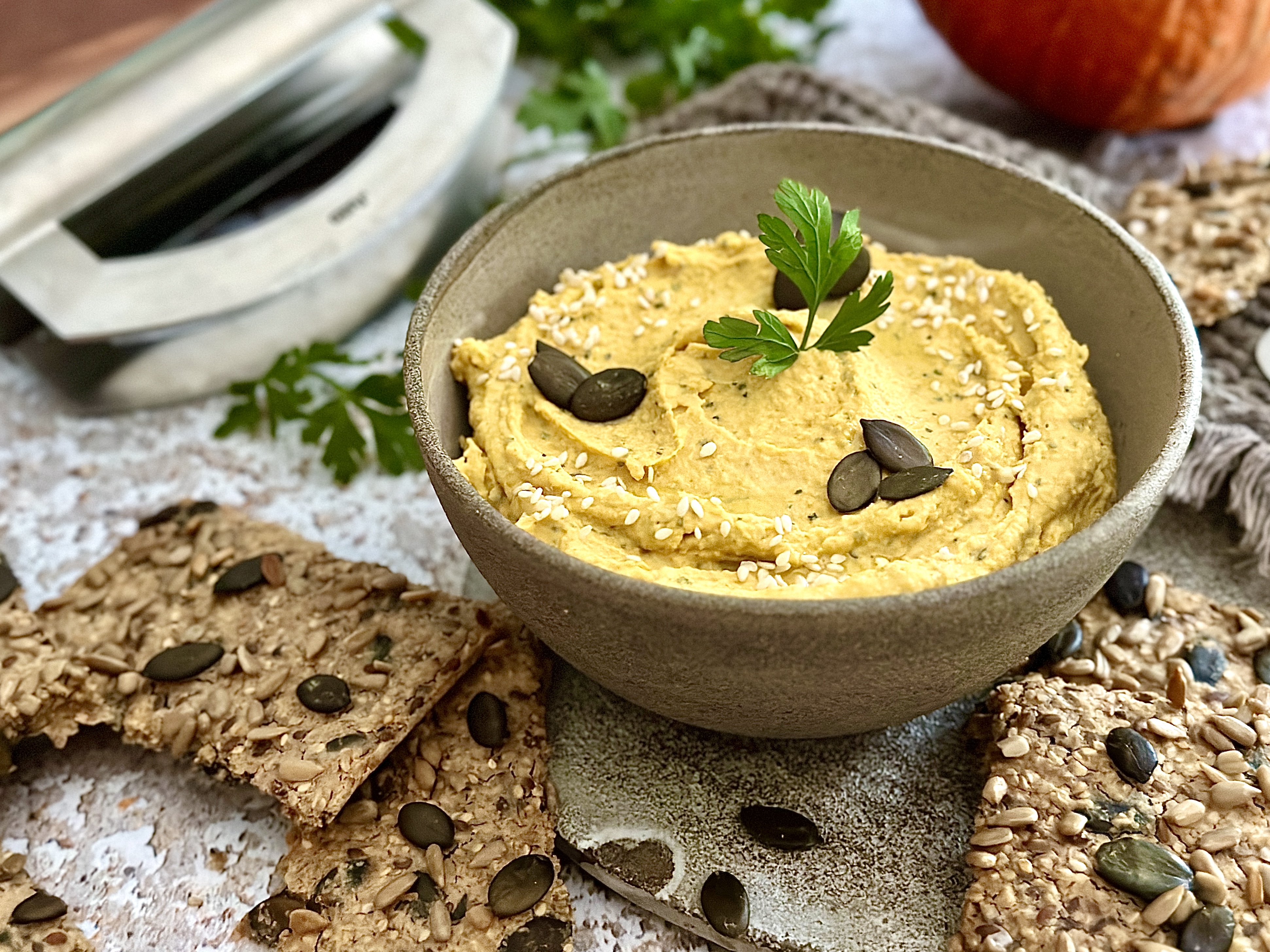 Kürbis Hummus mit Knäckebrot (1)