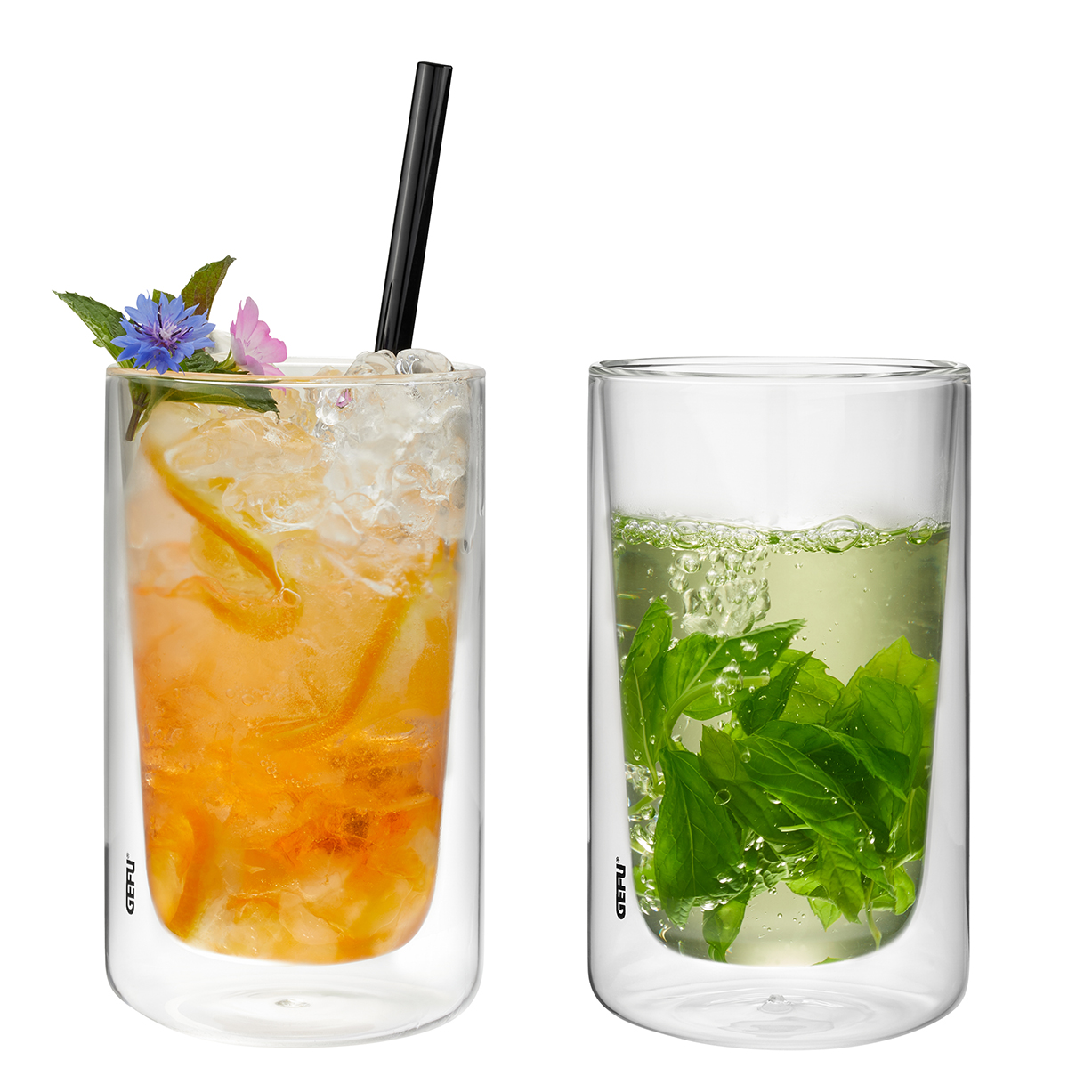 Doppelwandige Gläser mit erfrischenden Getränken Zwei doppelwandige Gläser mit Eistee und Limonade, dekoriert mit Kräutern und Blüten