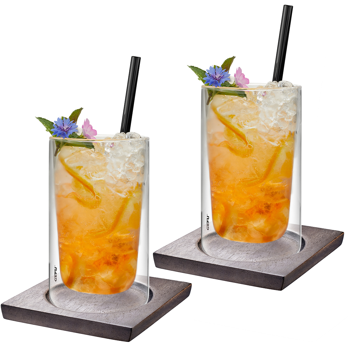 Doppelwandige Gläser mit erfrischenden Cocktails und Eis Zwei doppelwandige Gläser mit Cocktails, garnieret mit essbaren Blumen und Trinkhalmen, auf Holzuntersetzern