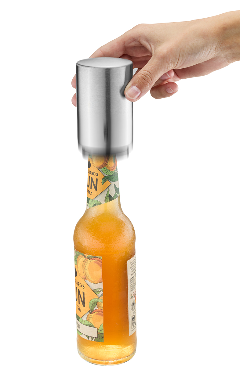 Hand benutzt Edelstahl-Flaschenöffner, um eine Flasche Eistee zu öffnen