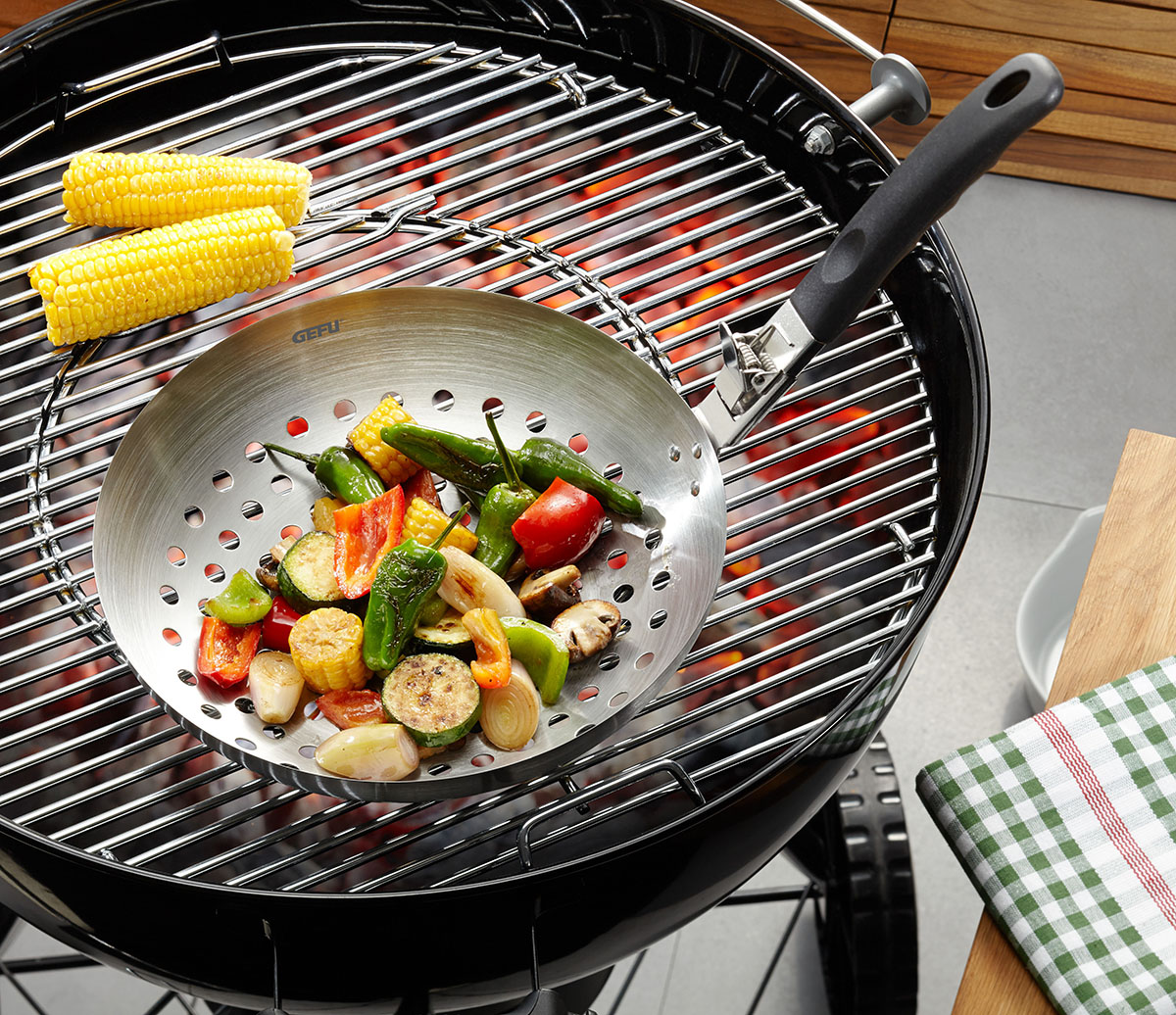 Perfekte Grillpfanne für Gemüse und Maiskolben Grillpfanne mit frischem Gemüse und Maiskolben auf einem Holzkohlegrill