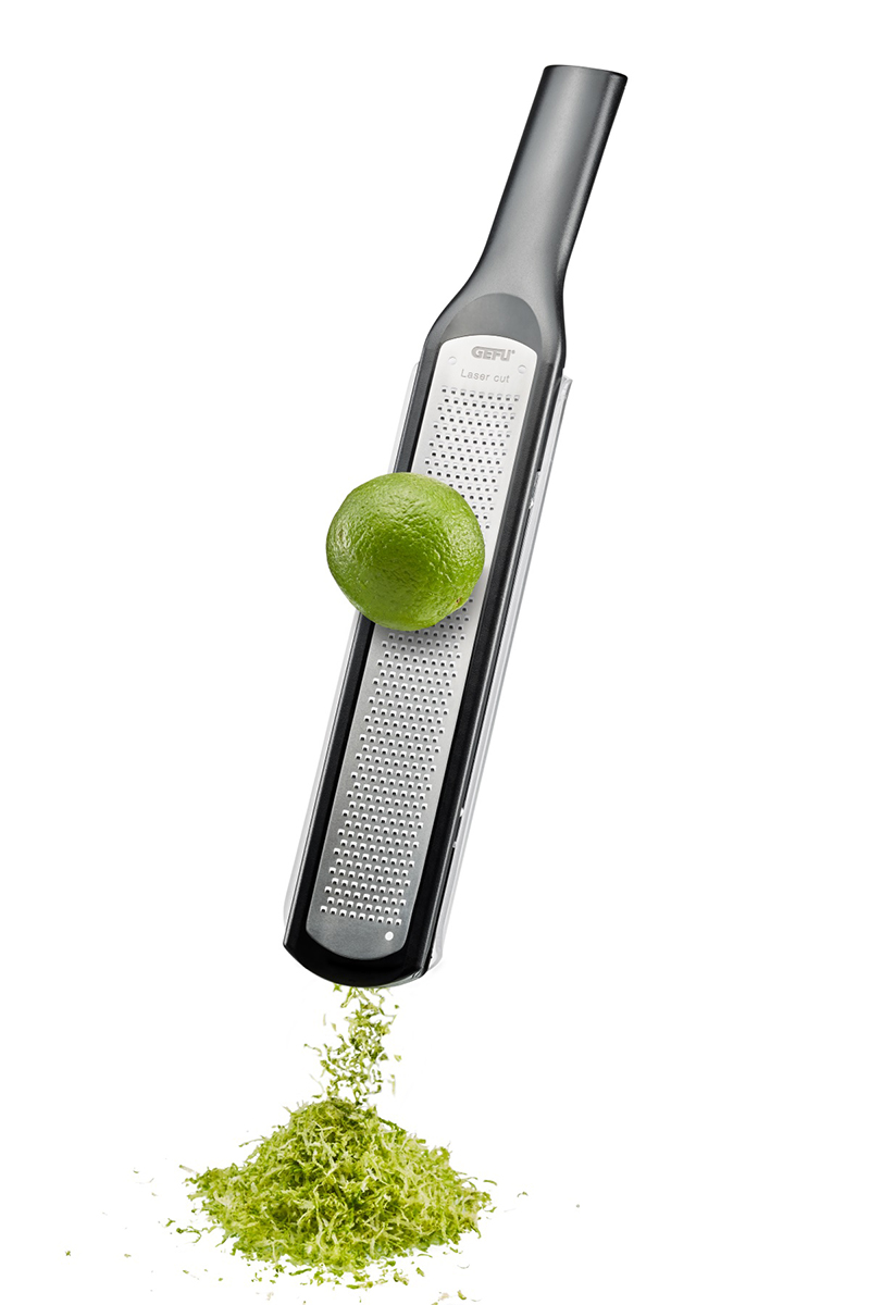Hochwertige Edelstahl-Reibe zur Zubereitung von feinen Zutaten Edelstahl-Reibe mit Limettenschale, die grünen Abrieb produziert