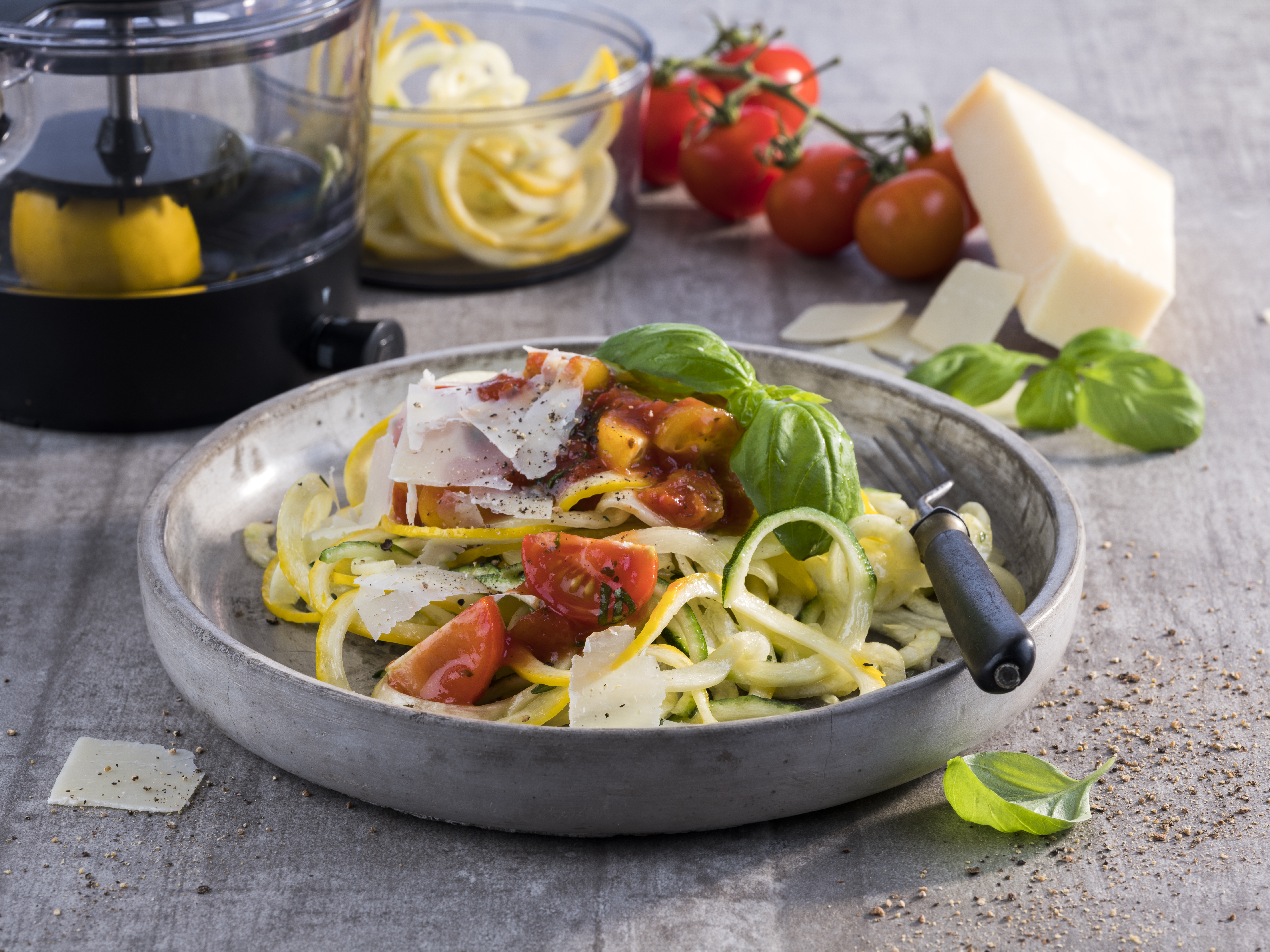 Zucchini-Spaghetti mit Cherrytomaten-Sugo und Parmesan Zucchini-Spaghetti mit Cherrytomaten-Sugo und Parmesan