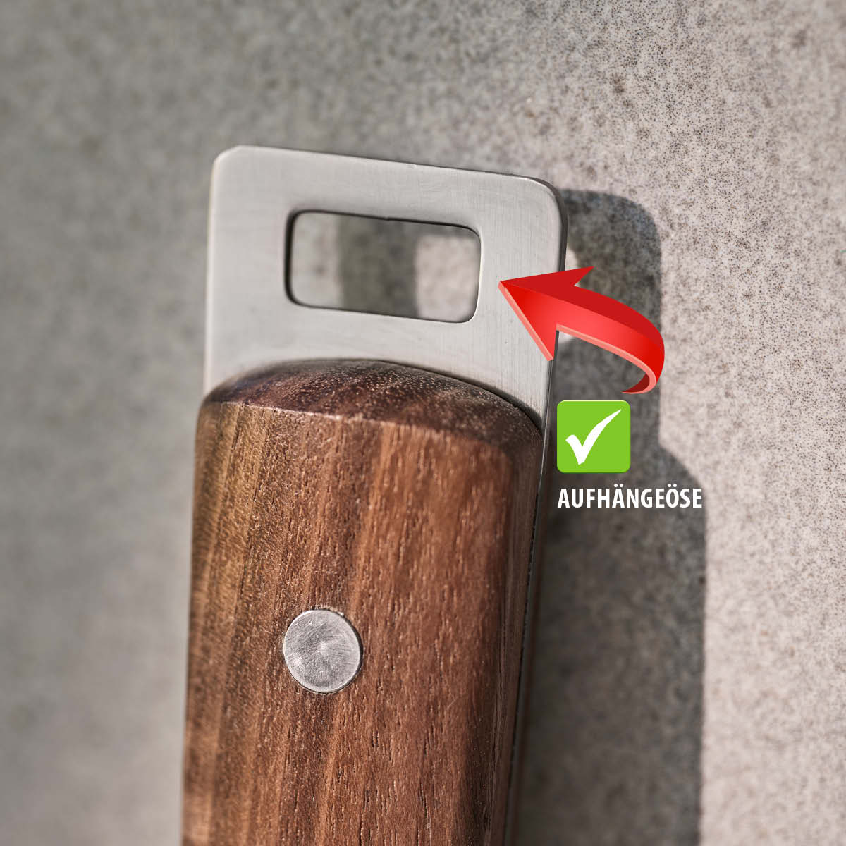 Nahaufnahme eines Flaschenöffners mit elegantem Holzgriff und praktischer Aufhängeöse, hervorragende Verarbeitung
