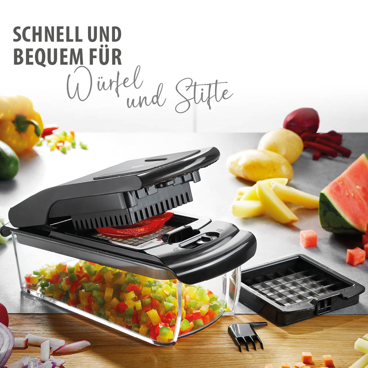Ein multifunktionaler Gemüseschneider mit verschiedenen Schnittgrößen für Würfel und Stifte, umgeben von geschnittenem Gemüse wie Paprika, Kartoffeln und Melone.