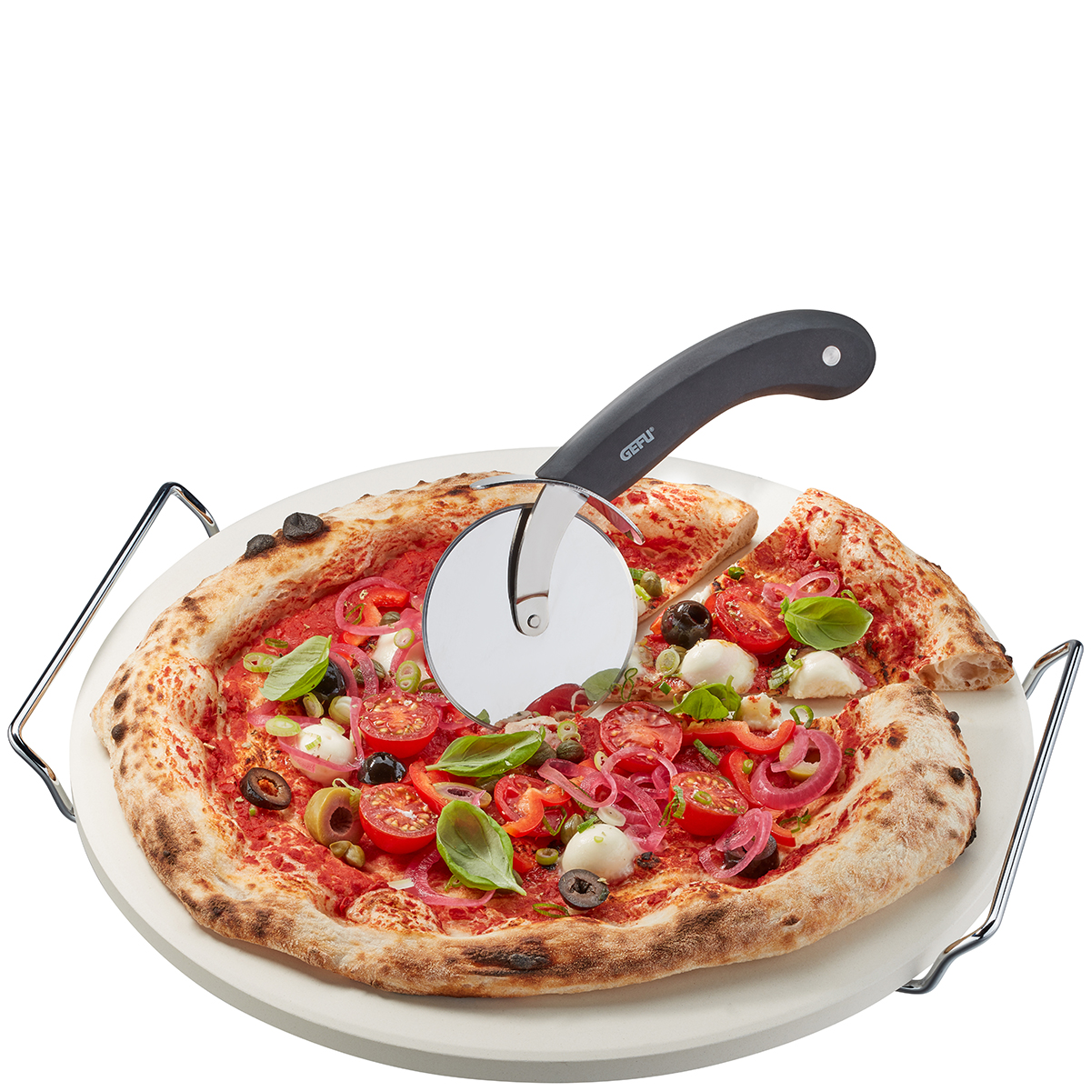Pizza auf Pizzastein mit Pizzaschneider und frischen Zutaten Frisch gebackene Pizza auf einem Pizzastein, geschnitten mit einem Pizzaschneider, dekoriert mit Tomaten, Mozzarella, Oliven und Basilikum
