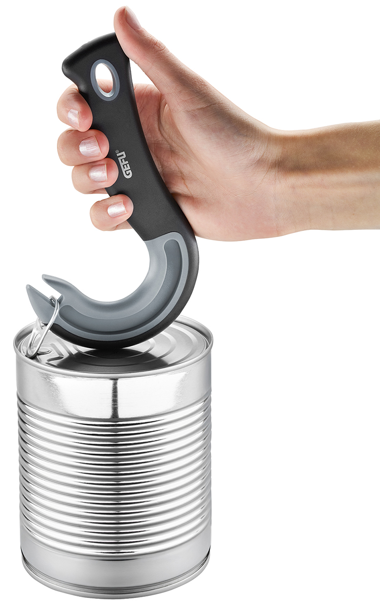 Eine Hand hält einen ergonomischen Dosenöffner über einer Konservendose. Der Dosenöffner hat einen schwarzen, rutschfesten Griff.