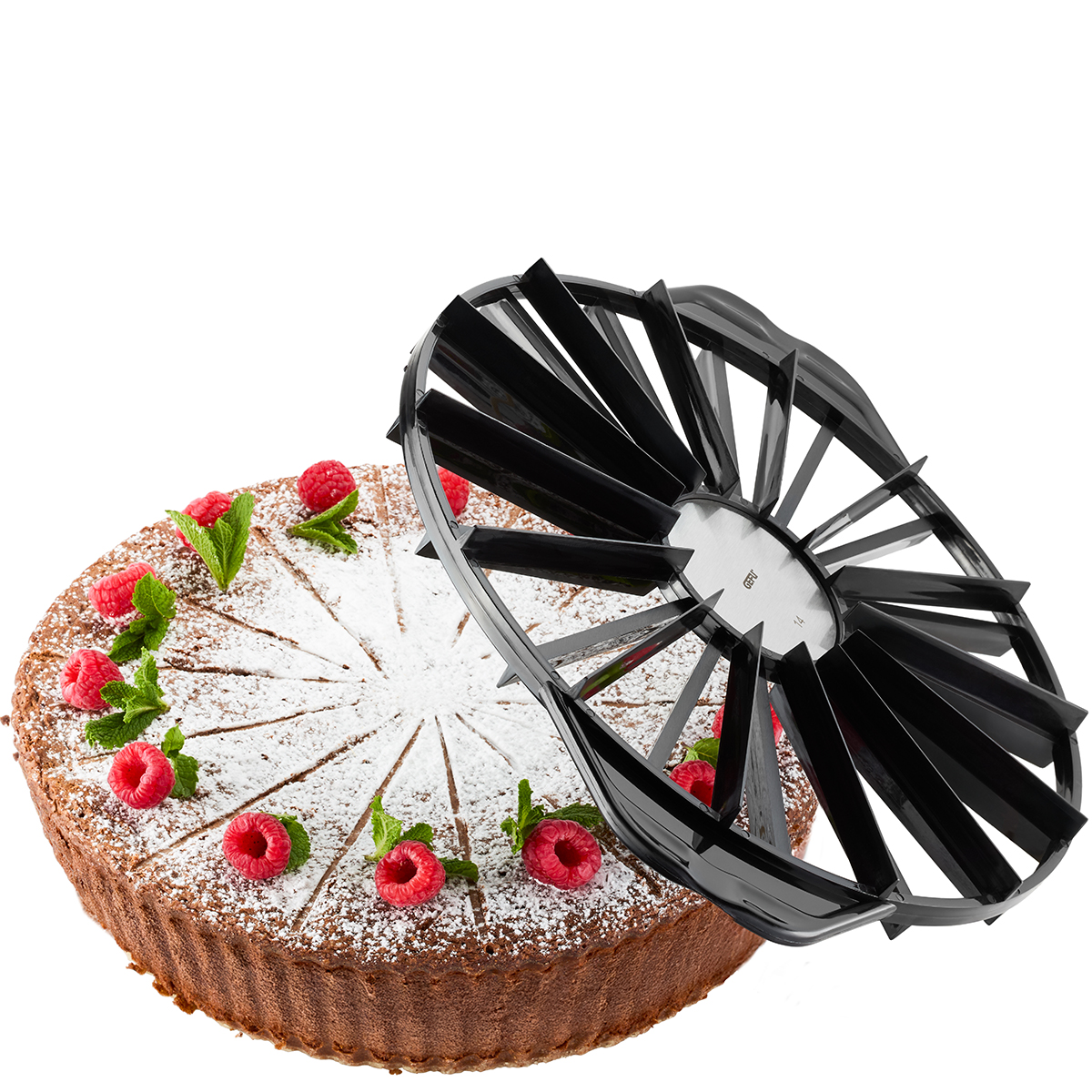 Kuchen mit frischen Himbeeren und Minzblättern, daneben ein praktischer Kuchenportionierer
