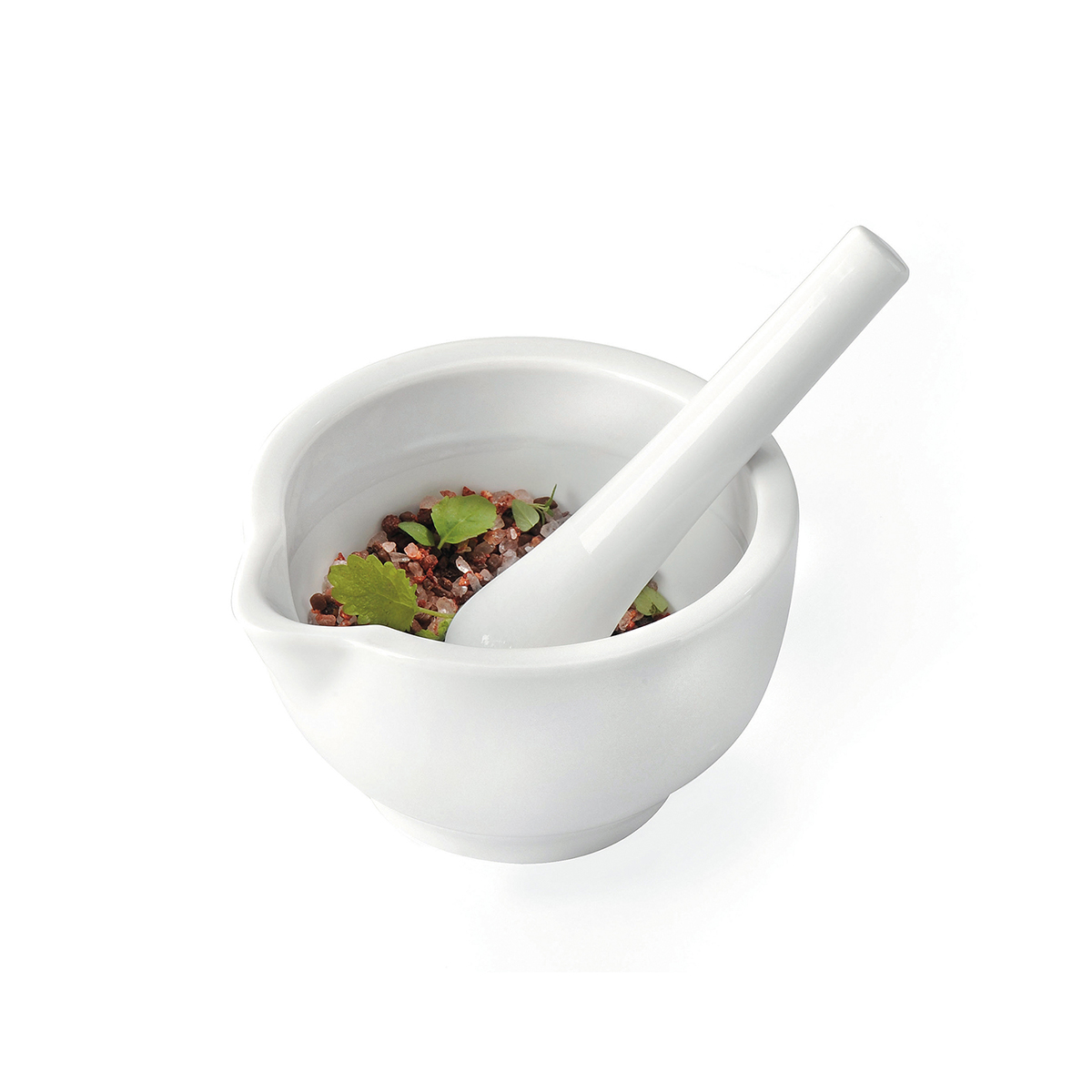 Hochwertiger Mörser mit Stößel aus Porzellan für Kräuter und Gewürze Weißer Porzellan-Mörser mit Stößel, gefüllt mit Kräutern und Gewürzen, auf weißem Hintergrund