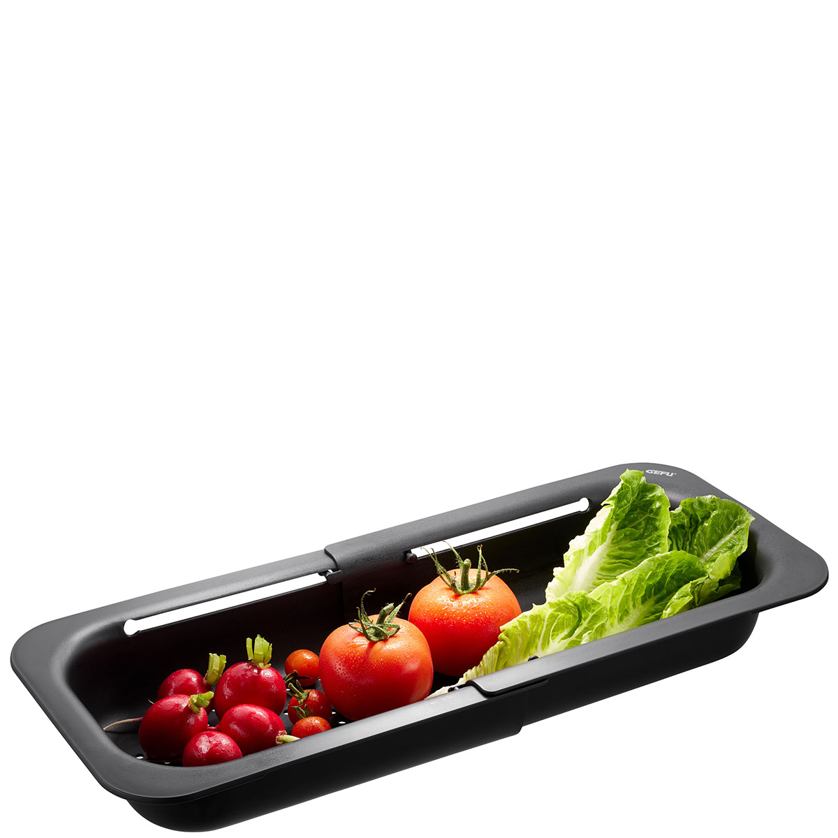 Schwarzes Abtropfsieb mit frischem Gemüse Schwarzes Abtropfsieb mit Tomaten, Radieschen und Salat