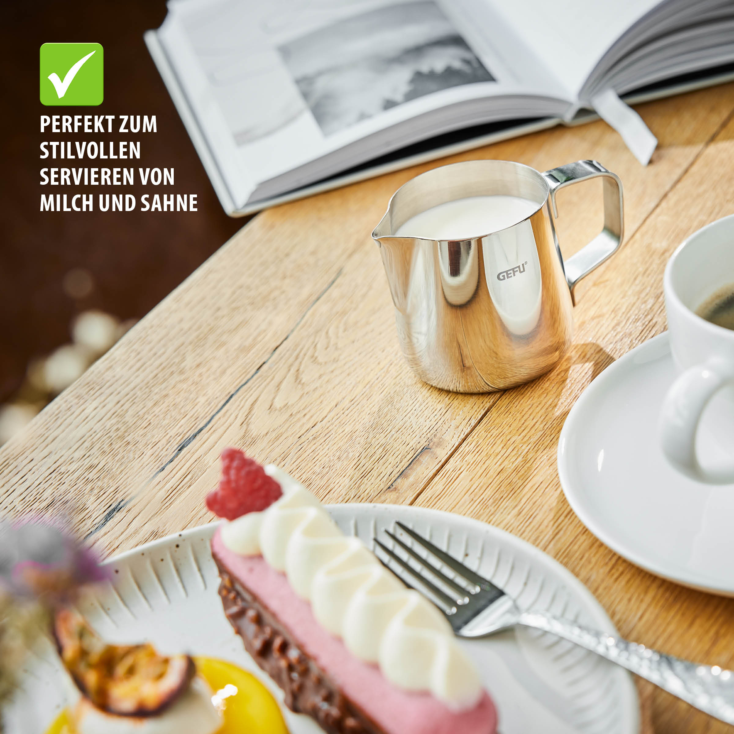 GEFU Milchkännchen BARISTA, 150 ml, aus Edelstahl auf einem gedeckten Kaffeetisch mit Kuchen und Tasse, ideal zum stilvollen Servieren und punktgenauen Ausgießen von Milch oder Sahne