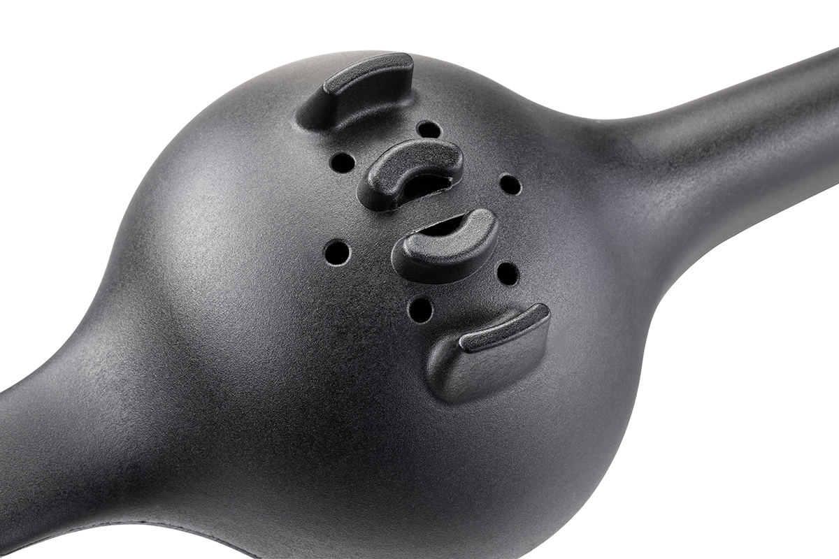 Detailansicht eines schwarzen Grillrostes mit Lüftungsschlitzen Nahaufnahme eines schwarzen Grillrostes mit Lüftungsschlitzen und Griff