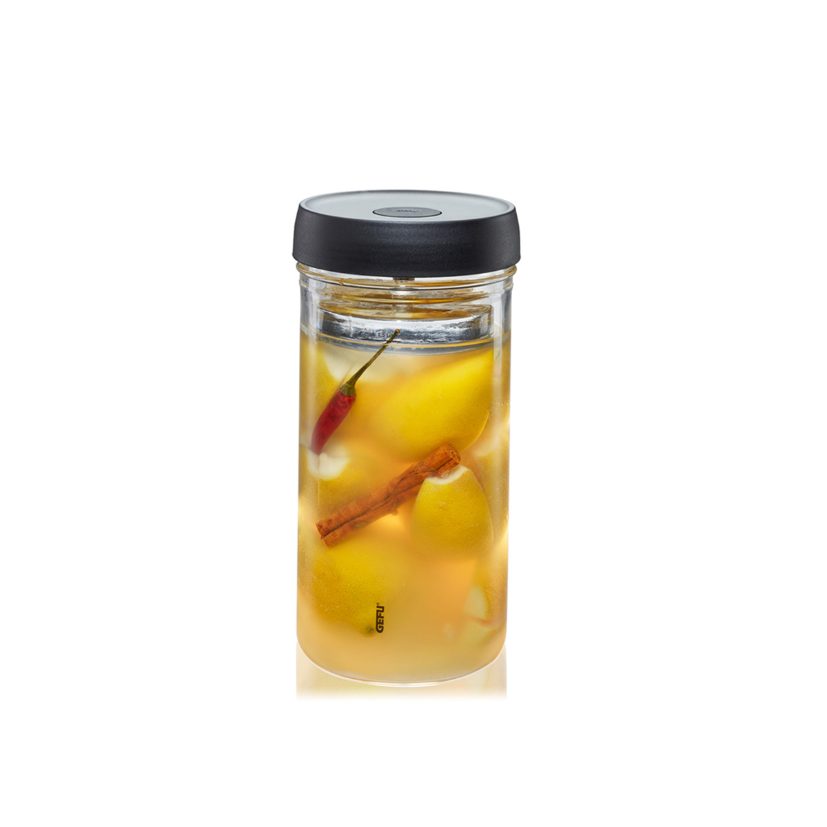 Vorratsglas mit Zitronen, Zimt und Chili Ein Glasbehälter mit Deckel, gefüllt mit Zitronen, einer Zimtstange und einer Chilischote in Flüssigkeit