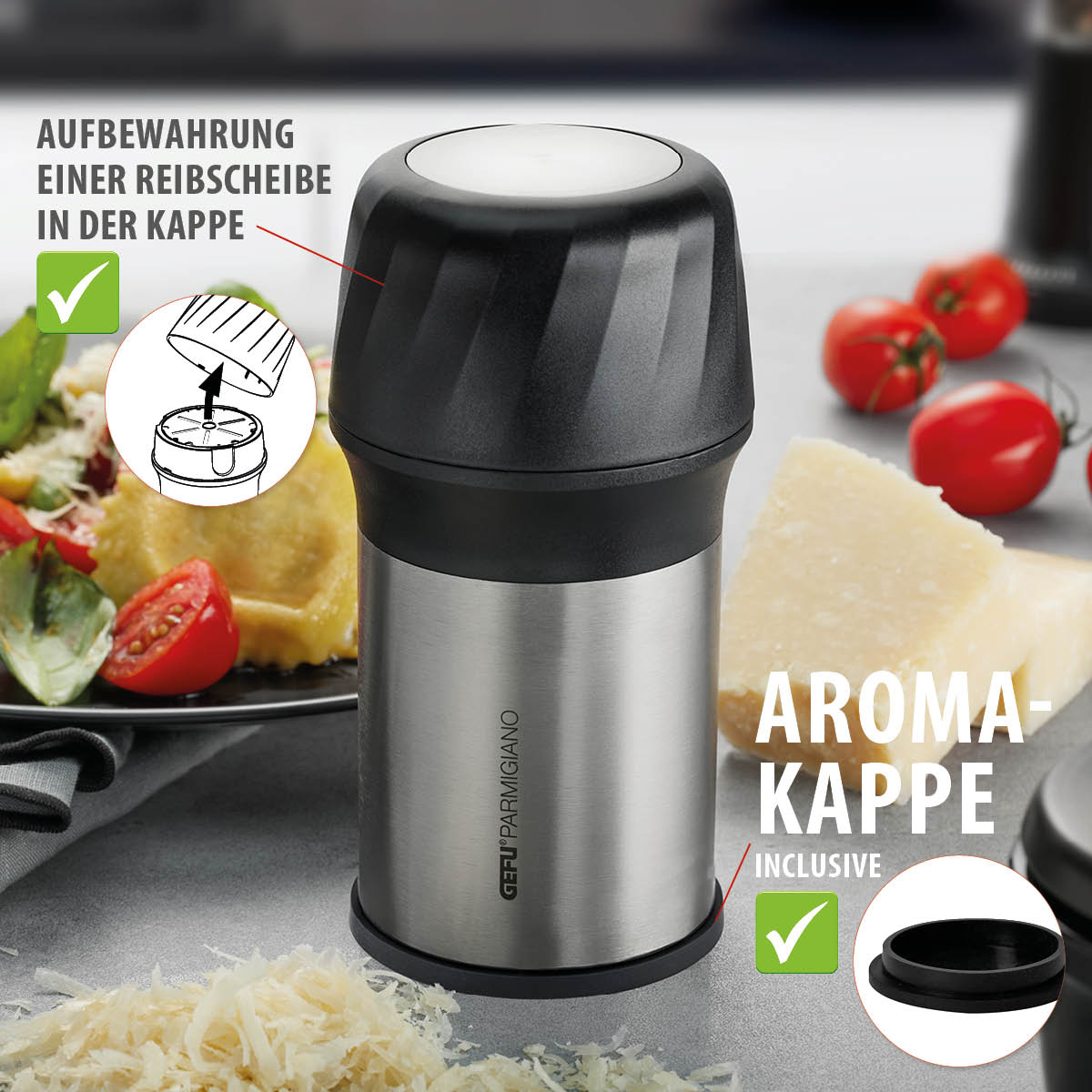 Edelstahl-Parmesanmühle mit abnehmbarer Reibscheibenaufbewahrung in der Kappe und Aromakappe, umgeben von frischen Zutaten